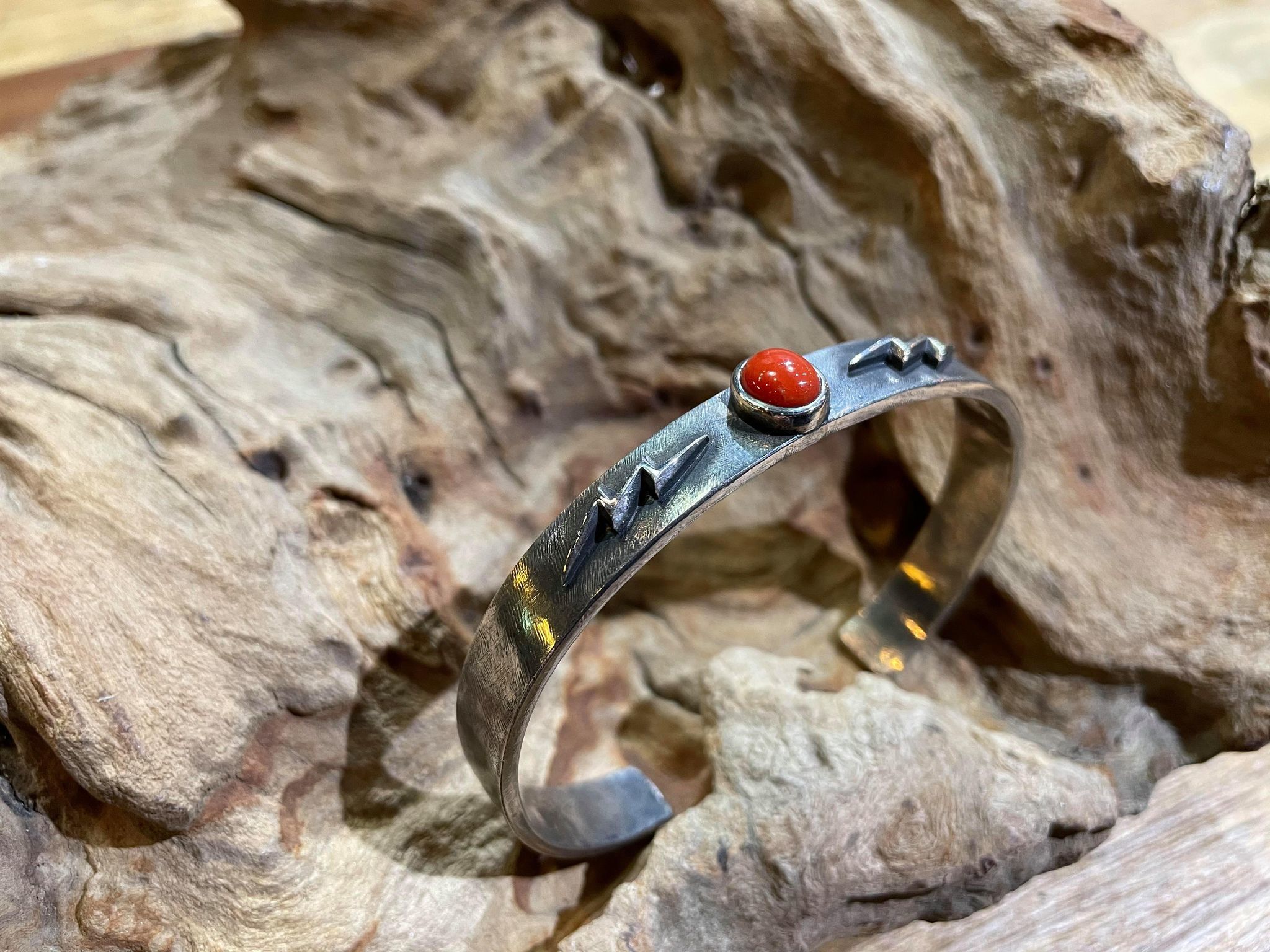 Black Venom Jewelry- Freedom & Prayer 純銀閃電、鐵十字手環鑲沙丁珊瑚(S寬度)。