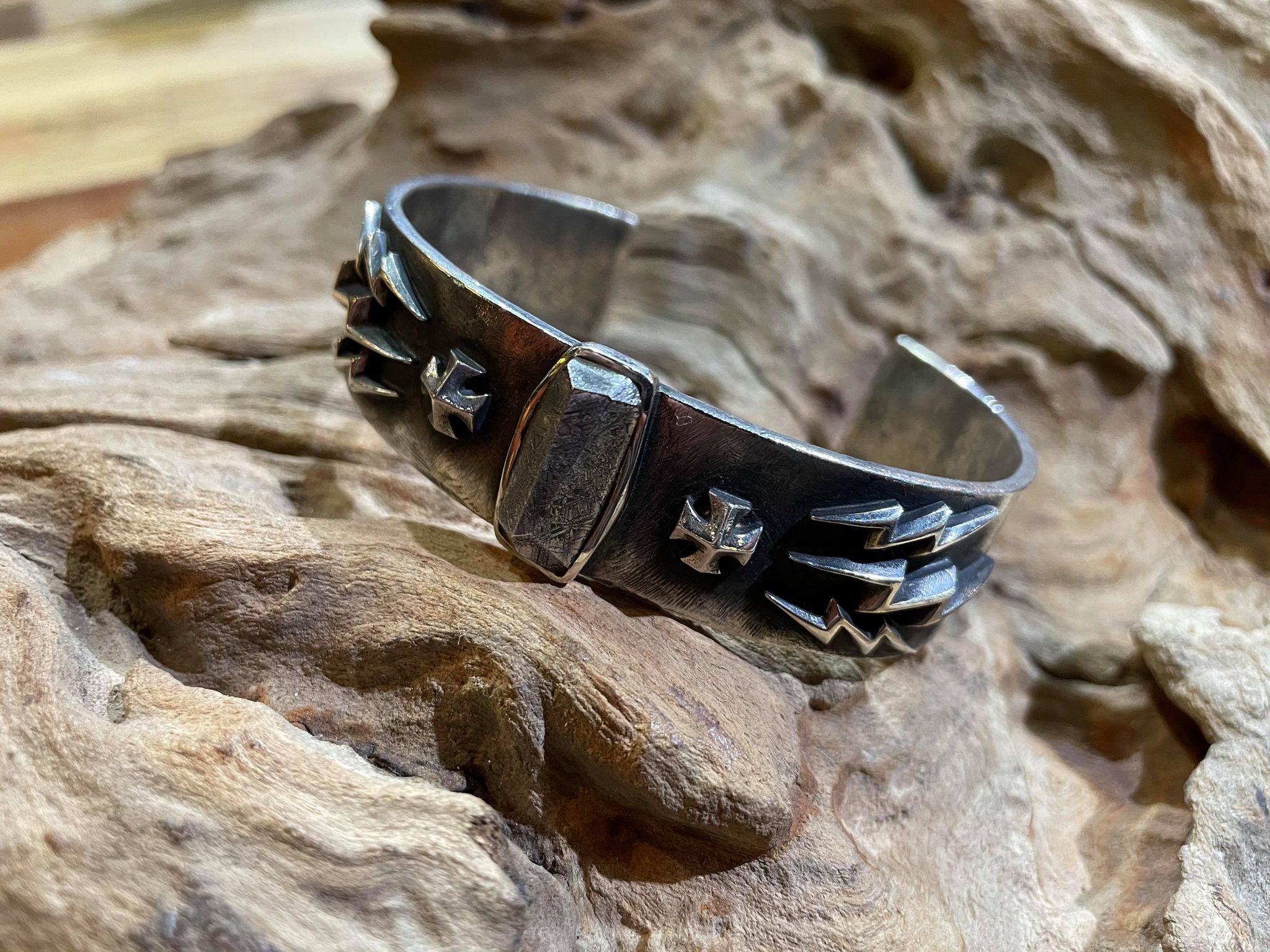 Black Venom Jewelry- Freedom & Prayer 純銀閃電、鐵十字手環鑲Meteorite隕石(L寬度)。