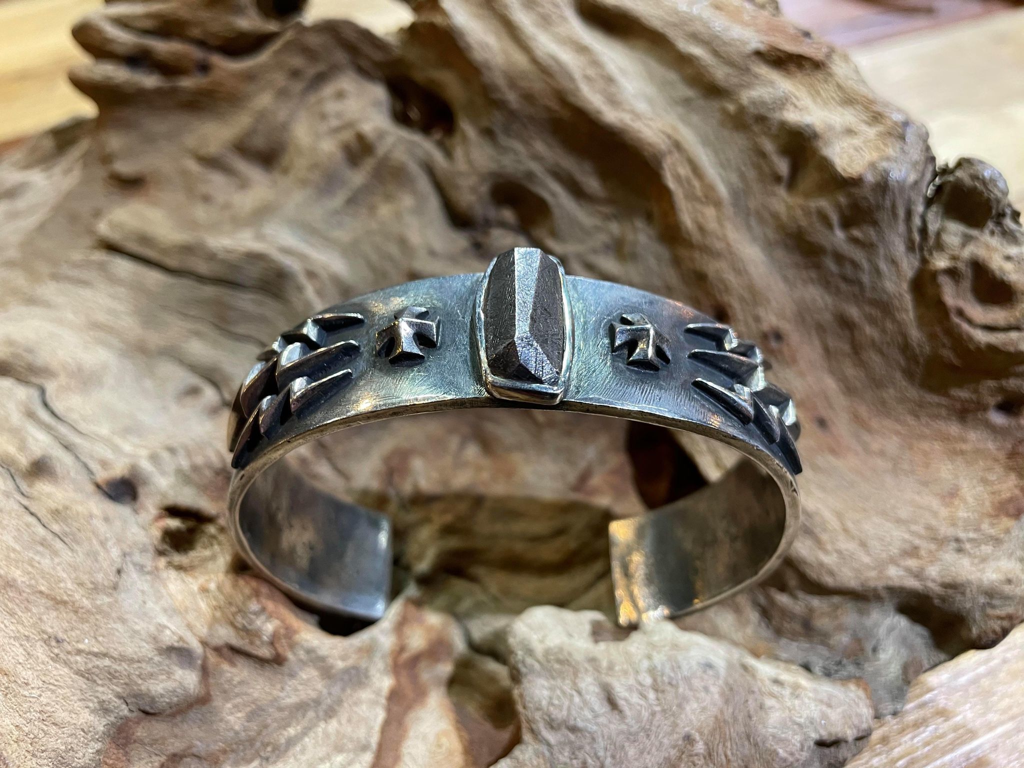 Black Venom Jewelry- Freedom & Prayer 純銀閃電、鐵十字手環鑲Meteorite隕石(L寬度)。