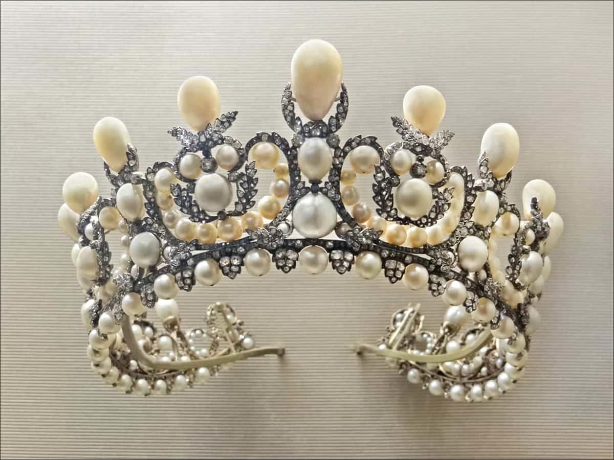 拿破崙三世的妻子歐珍妮皇后的珍珠皇冠，使用正圓形和水滴形的珍珠點綴。