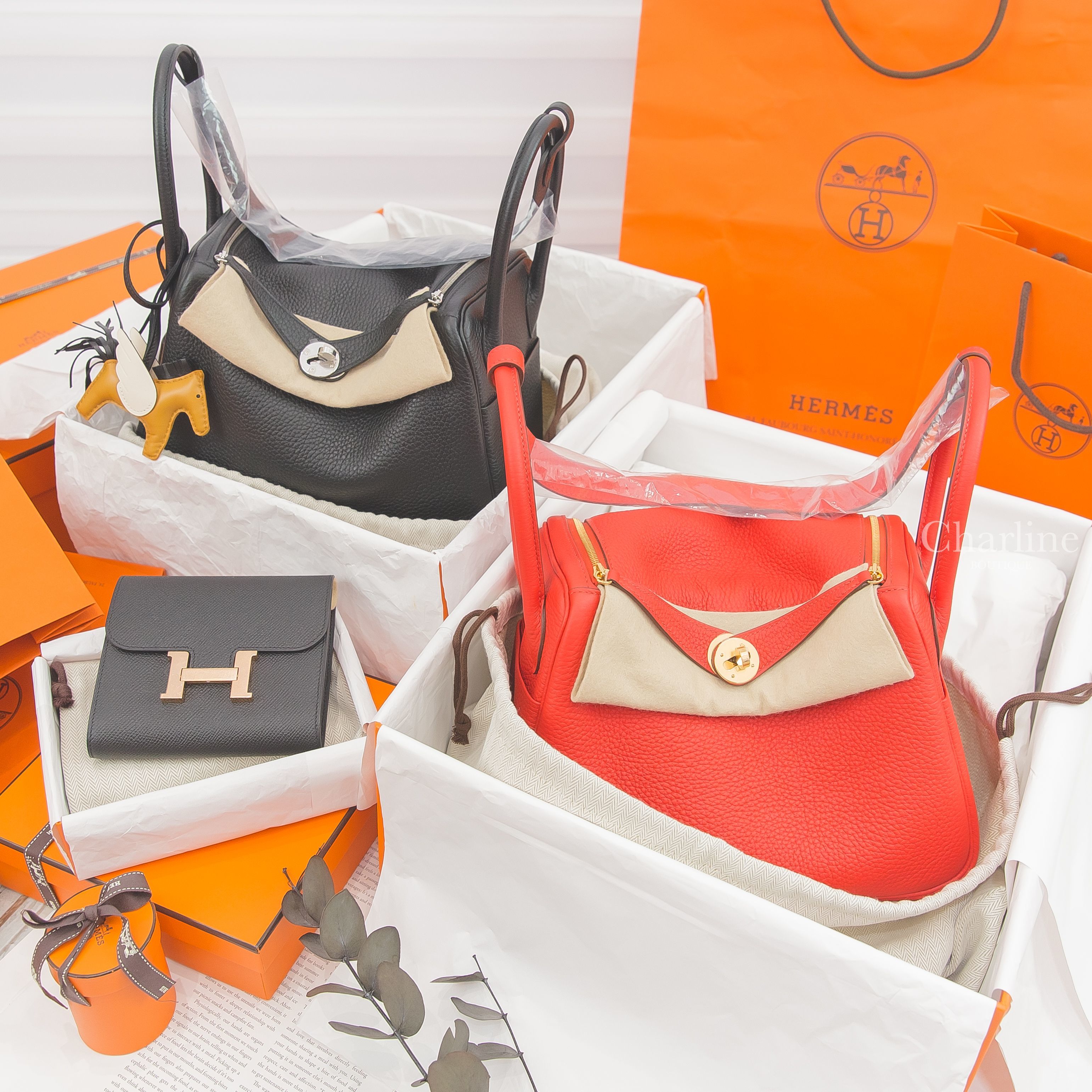 Hermès Lindy S5 T/C 蕃茄紅金釦,Hermès Lindy 89 T/C 黑色銀釦,Hermès Compact 黑色玫瑰金釦短夾,Hermès Rodeo 芝麻黃/黑色/奶油白飛馬吊飾-Charline Boutique 精品代購