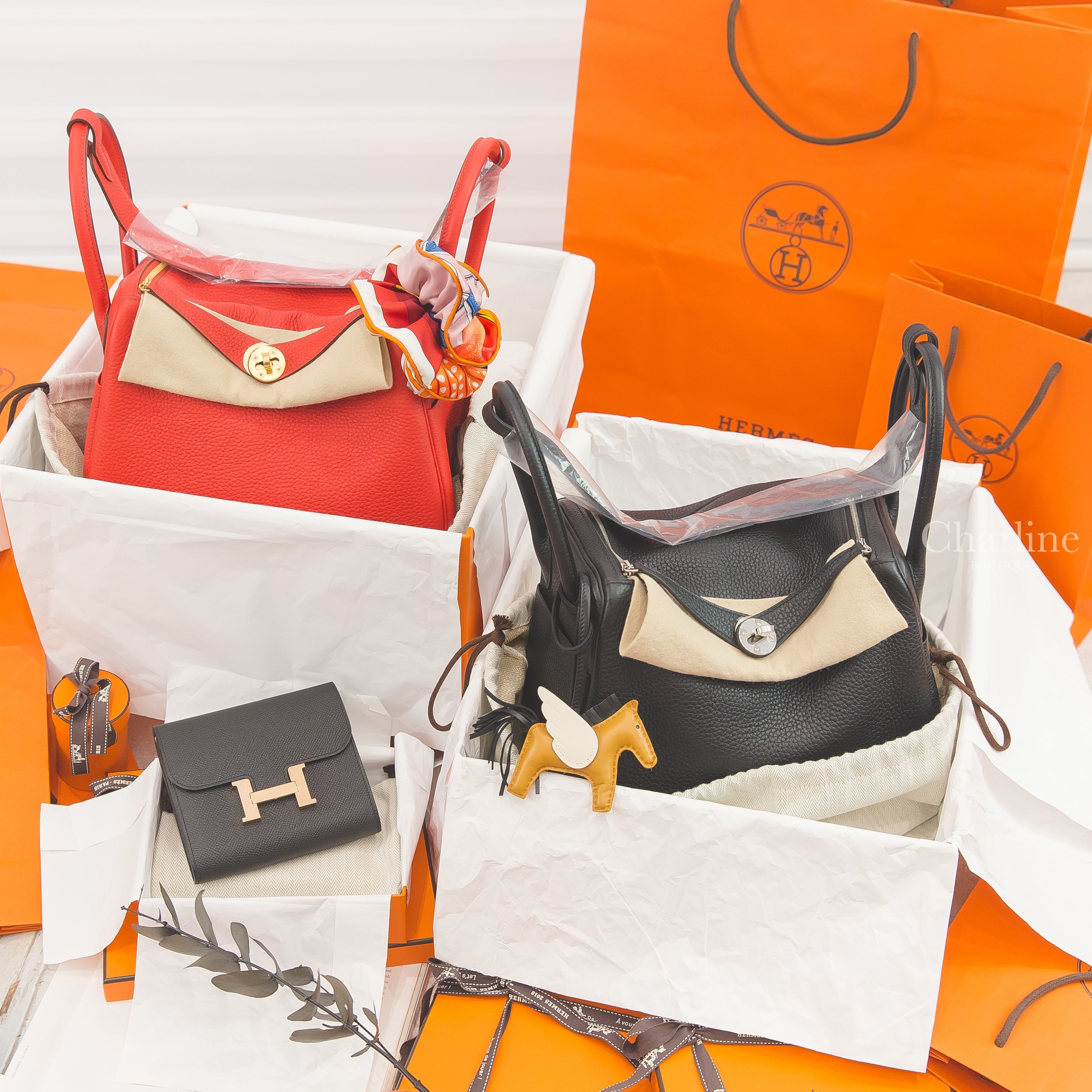 Hermès Lindy S5 蕃茄紅金釦,Hermès Lindy 89 黑色銀釦,Hermès 黑色玫瑰金釦短夾,Hermès 芝麻黃/黑色/奶油白小型飛馬吊飾,Hermès 橘色絲巾真絲髮束-Charline Boutique 精品代購