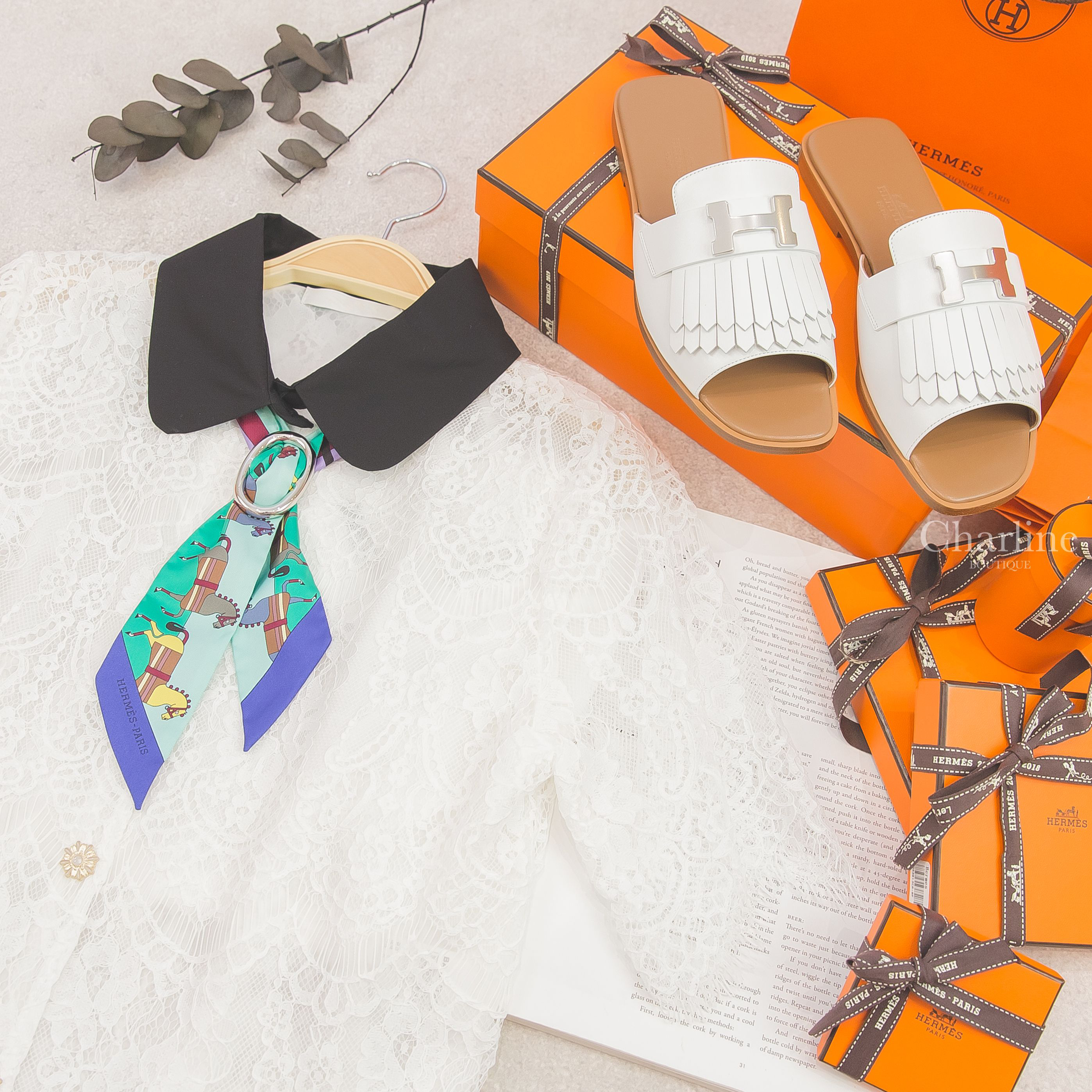 Hermès Scarf Ring 銀色θ圍巾扣環,Hermès Auteuil Sandal 白色銀釦H流蘇小牛皮平底拖鞋,Hermes 薄荷綠/波爾多/淡紫色Twilly絲巾-Charline Boutique 精品代購