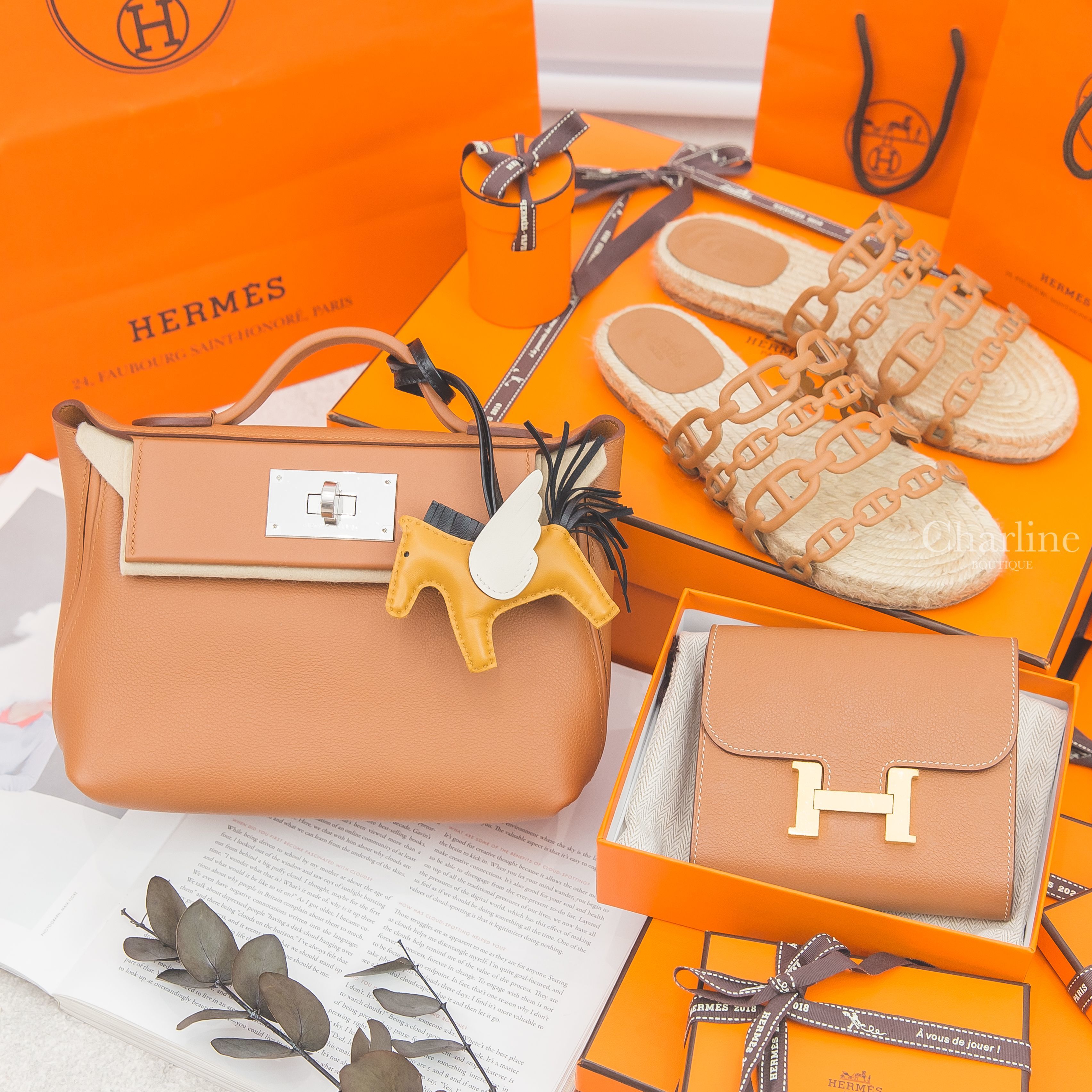 Hermès Kelly 24/24 21 37 Gold 焦糖色銀釦手提肩背包,Hermes Compact 37 焦糖色金釦短夾,Hermès Rodeo 芝麻黃/黑色/奶油白小型飛馬吊飾-Charline Boutique 精品代購