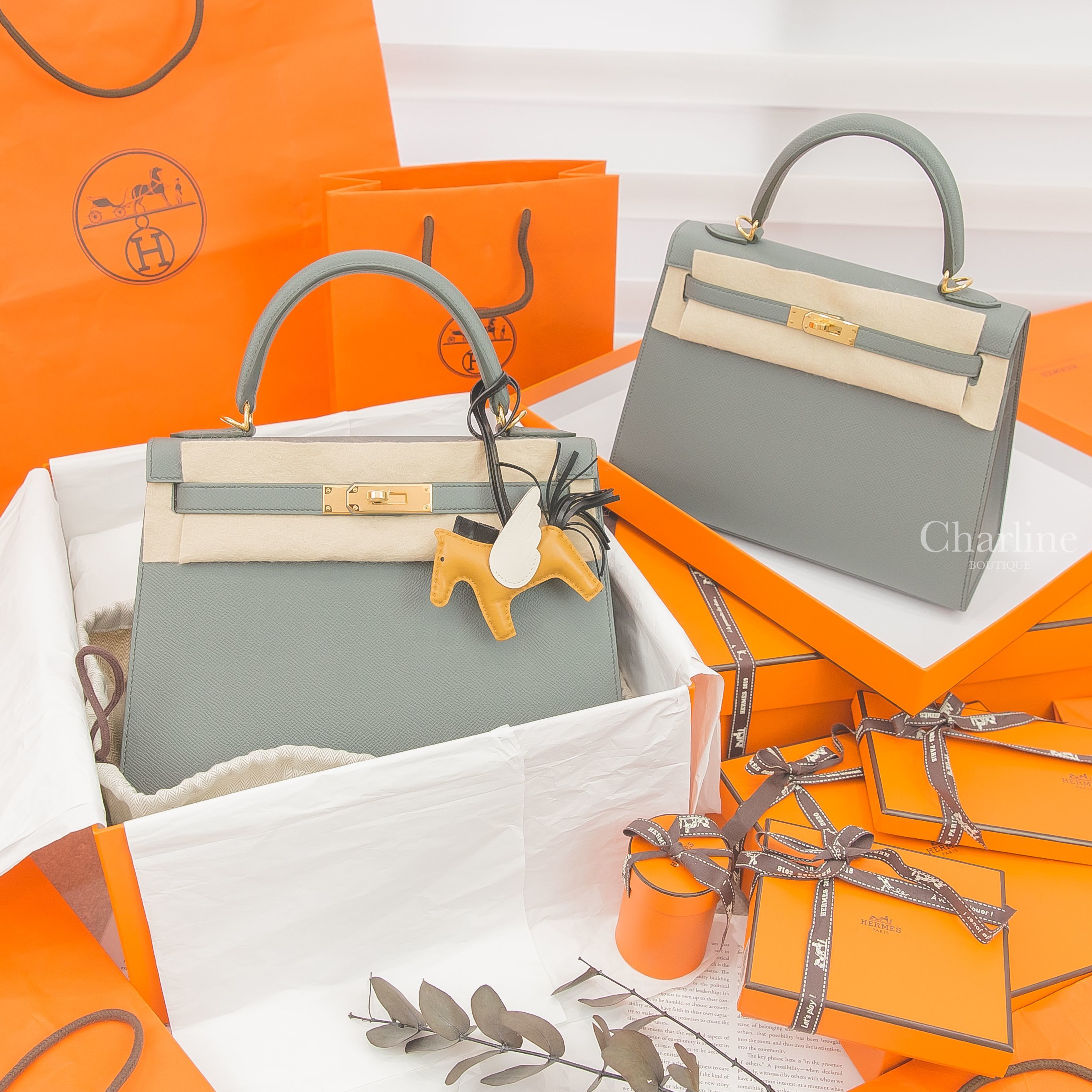 Hermès Kelly 28cm 63 Vert Amande Epsom 杏仁綠金釦凱莉包,Hermès Kelly 25cm 63杏仁綠金釦凱莉包,Hermès 芝麻黃/黑色/奶油白飛馬吊飾-Charline Boutique 精品代購