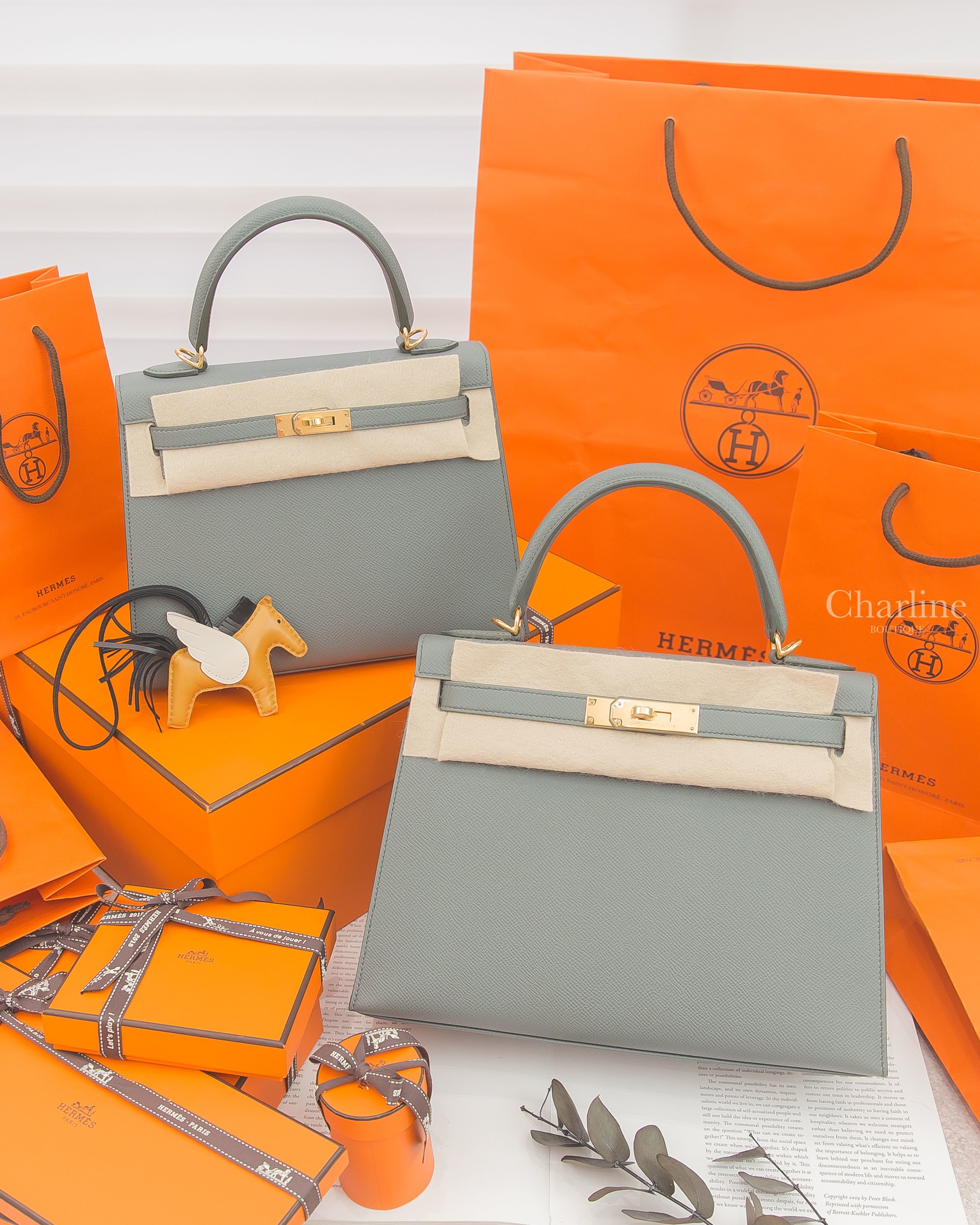 Hermès Kelly 28cm 63 Vert Amande Epsom 杏仁綠金釦凱莉包,Hermès Kelly 25cm 63杏仁綠金釦凱莉包,Hermès 芝麻黃/黑色/奶油白飛馬吊飾-Charline Boutique 精品代購
