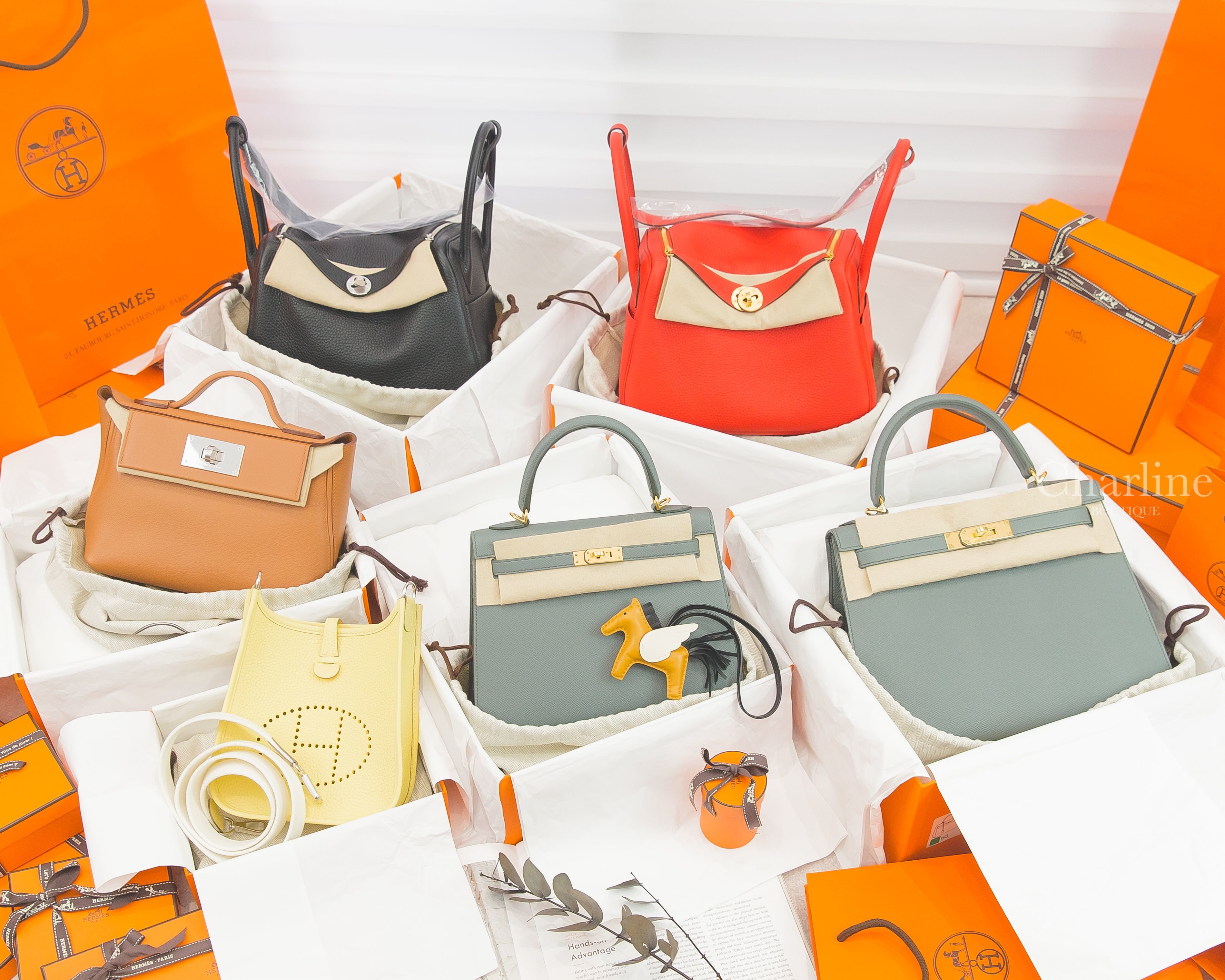 Hermès Kelly 杏仁綠金釦,Kelly 杏仁綠金釦,Evelyne 小雞黃銀釦,Lindy 黑色銀釦,Lindy 蕃茄紅金釦,Mini24/24 焦糖色銀釦,Rodeo 芝麻黃/黑色/奶油白吊飾-Charline Boutique 精品代購