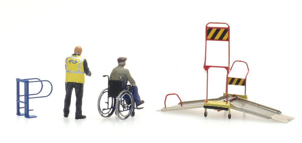 Artitec 387.447 HO規 推著坐著輪椅的人+輪椅坡道