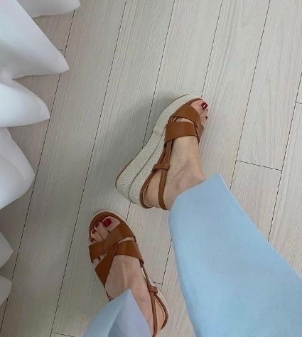 皮質繫帶楔型鞋