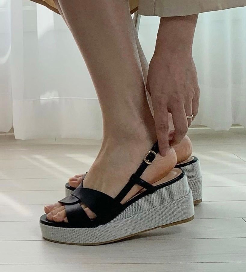 皮質繫帶楔型鞋