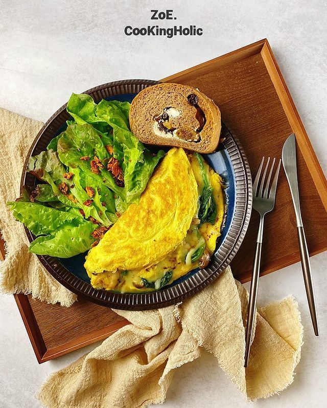 盤子上有生菜跟歐姆蛋