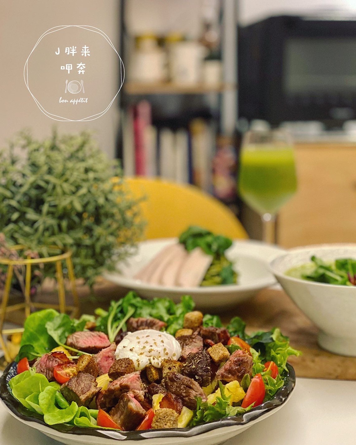 生菜沙拉加上半熟牛肉