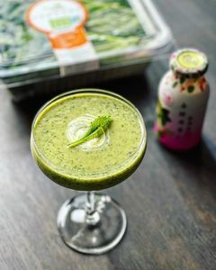 用玻璃杯裝著一杯綠果汁，非常美味、健康、營養