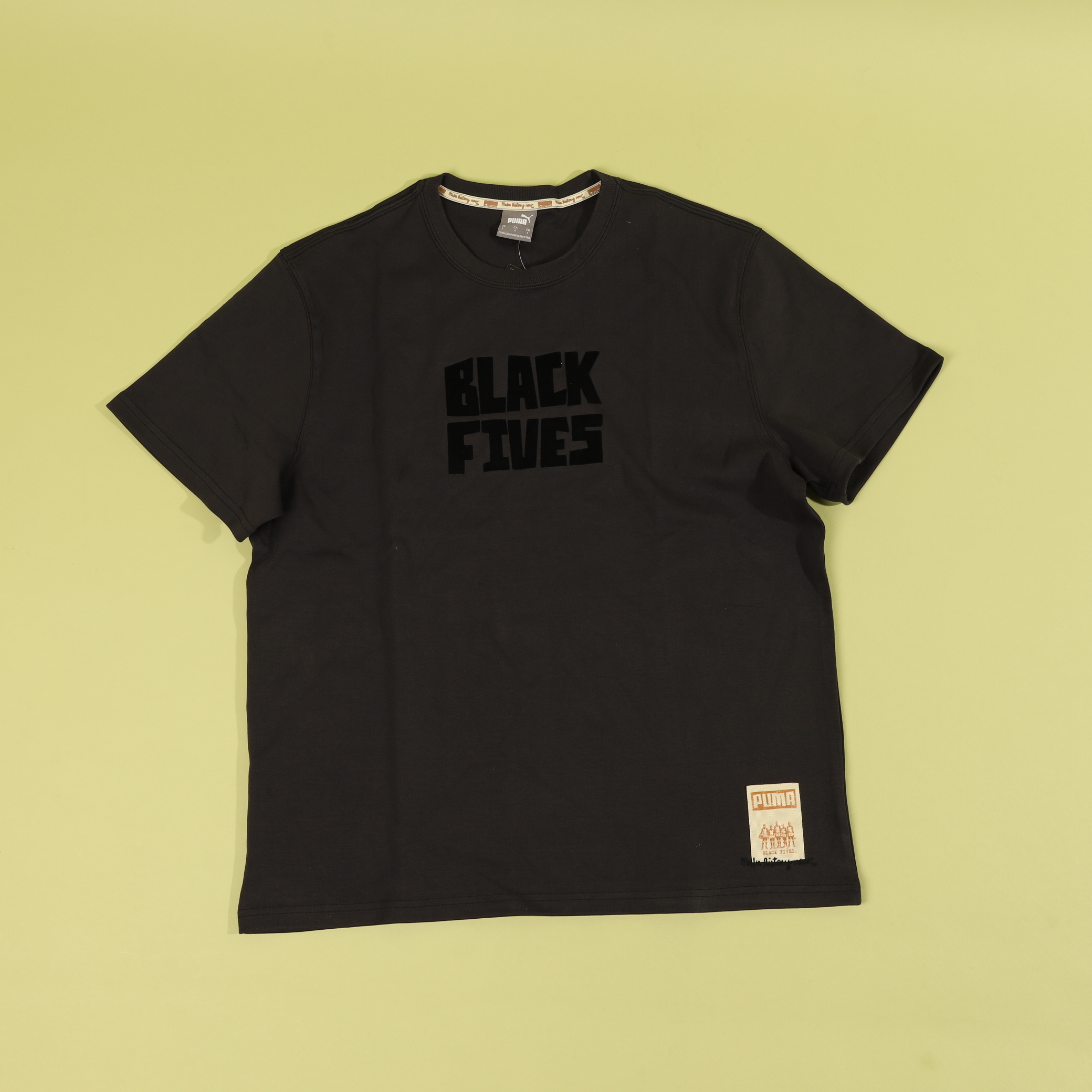 全新 L號 男款 PUMA x BLACK 5'S TIMELINE TEE 炭灰 NBA 籃球史 時間軸 厚磅 聯名 短T【53207601】
