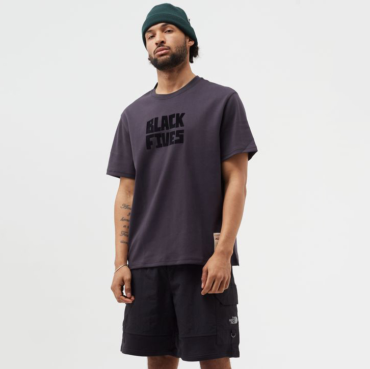 全新 L號 男款 PUMA x BLACK 5'S TIMELINE TEE 炭灰 NBA 籃球史 時間軸 厚磅 聯名 短T【53207601】