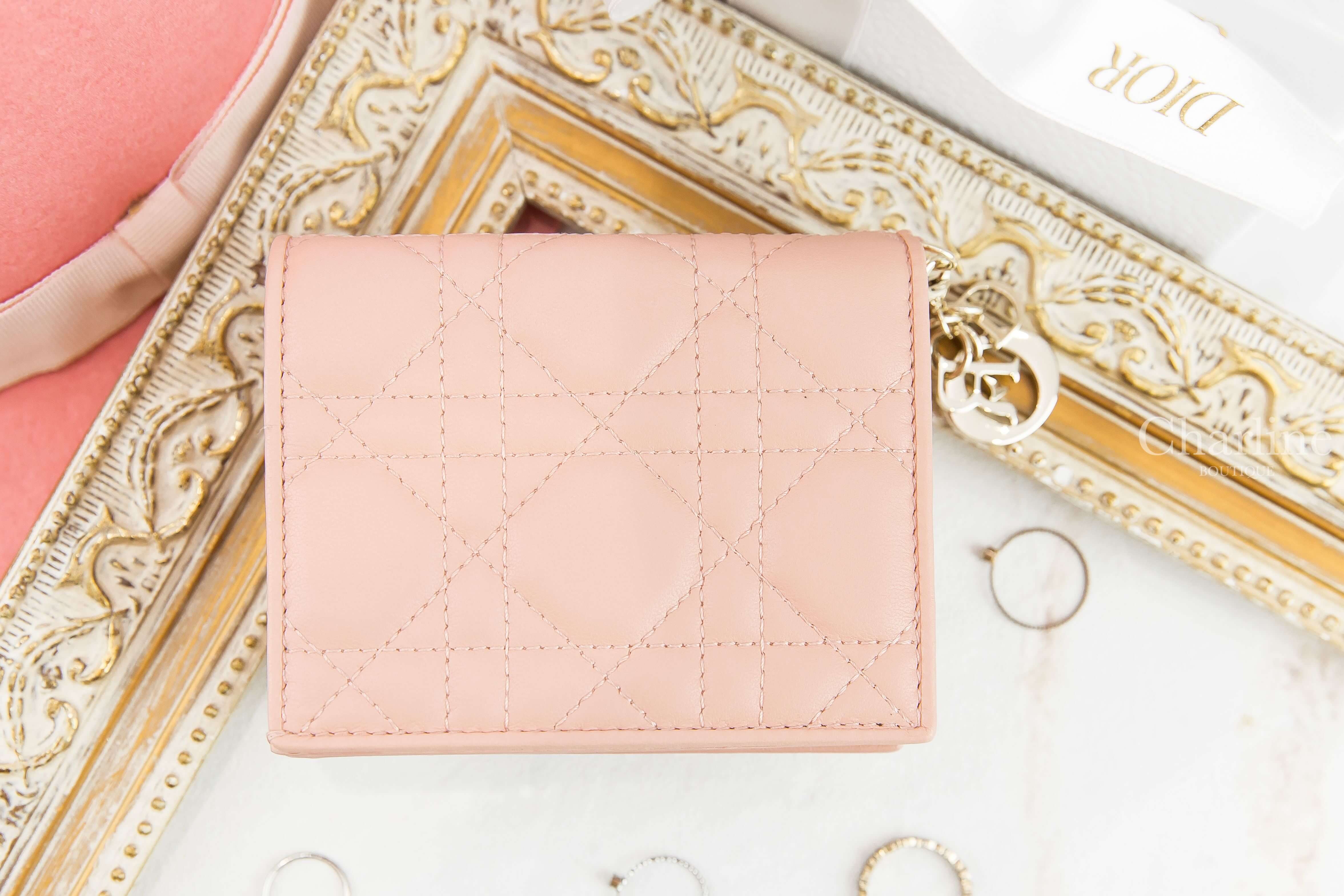 Dior Lady Dior Medium Wallet 淺粉色羊皮藤格紋釦式短夾-Charline Boutique 精品代購