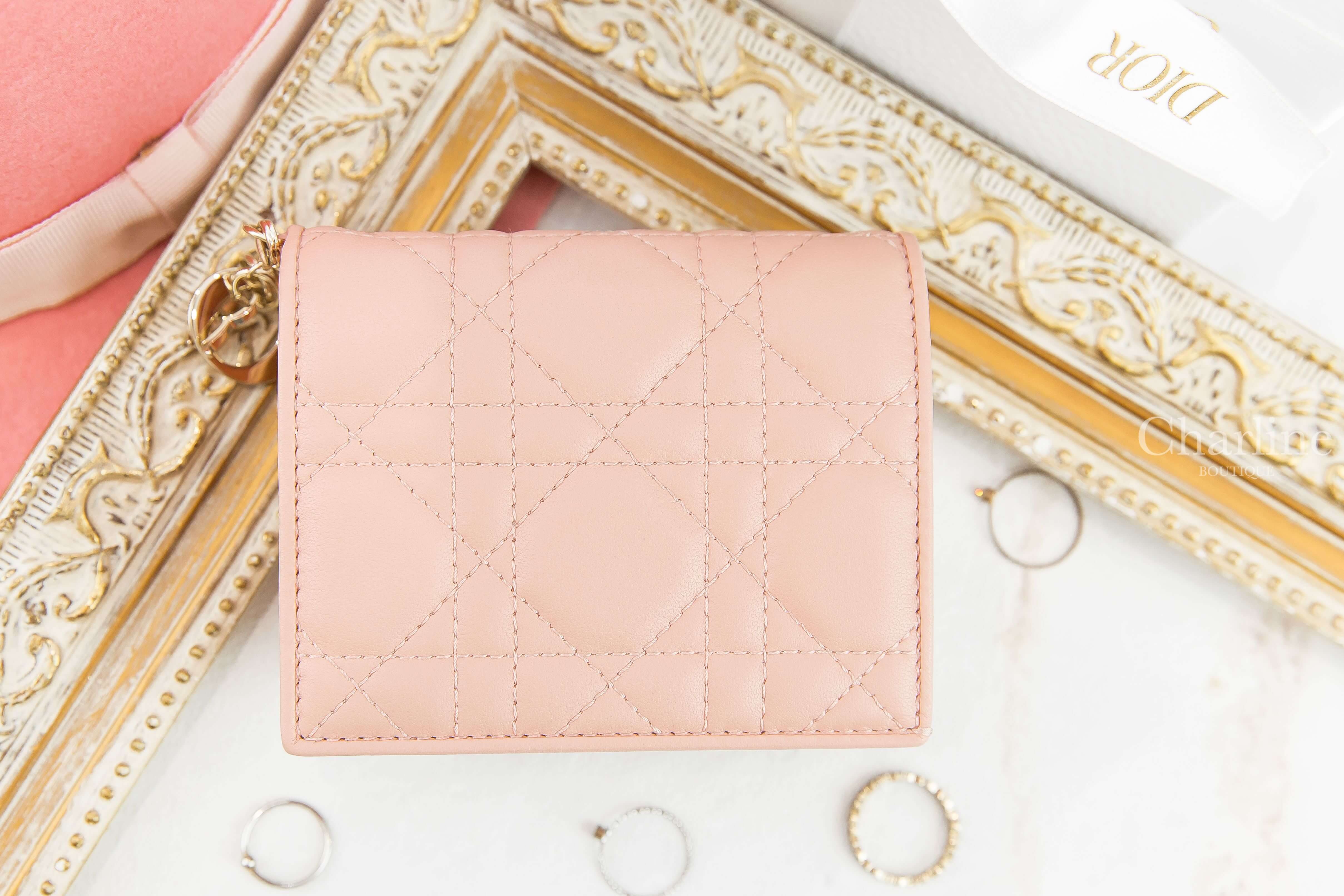 Dior Lady Dior Medium Wallet 淺粉色羊皮藤格紋釦式短夾-Charline Boutique 精品代購