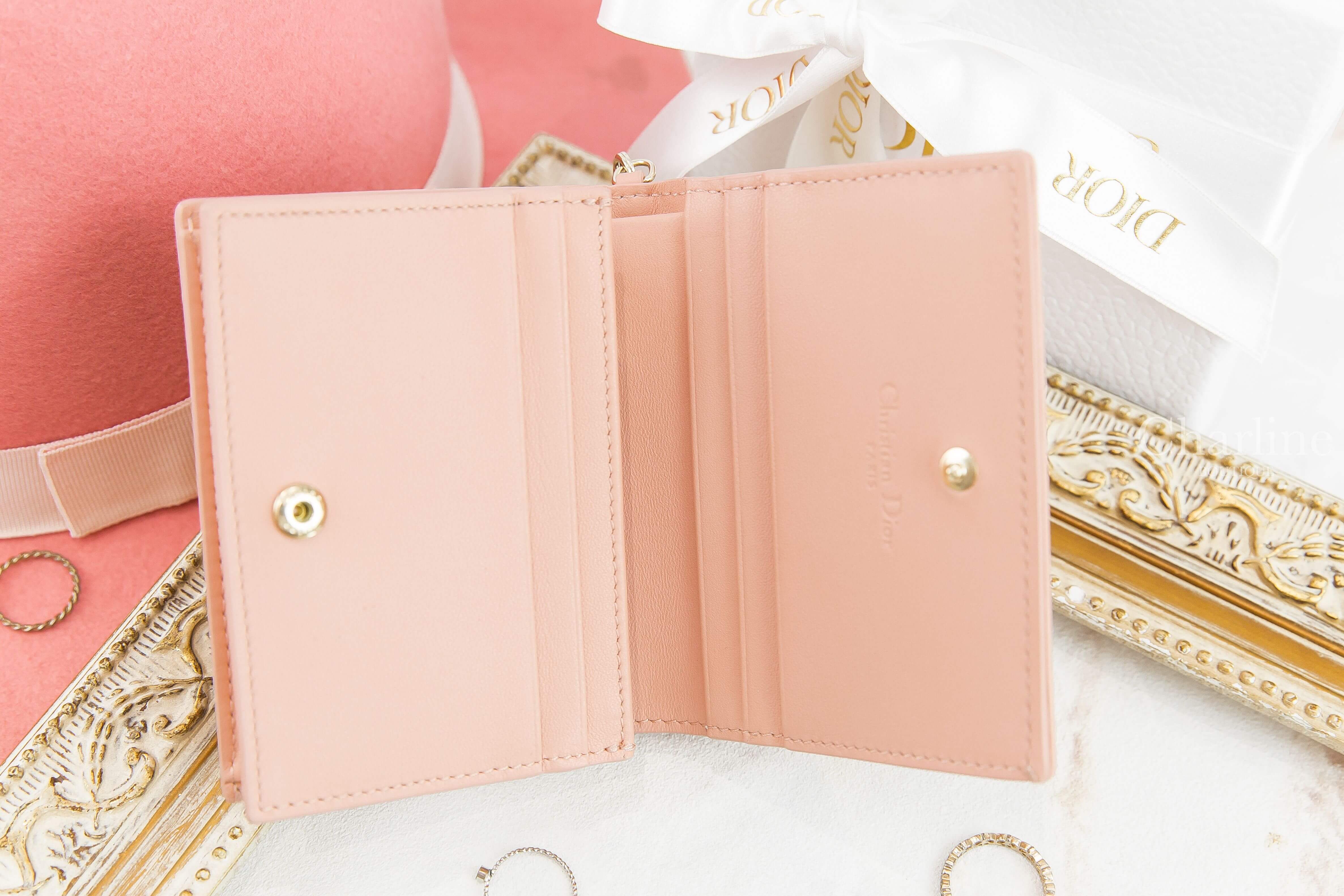 Dior Lady Dior Medium Wallet 淺粉色羊皮藤格紋釦式短夾-Charline Boutique 精品代購