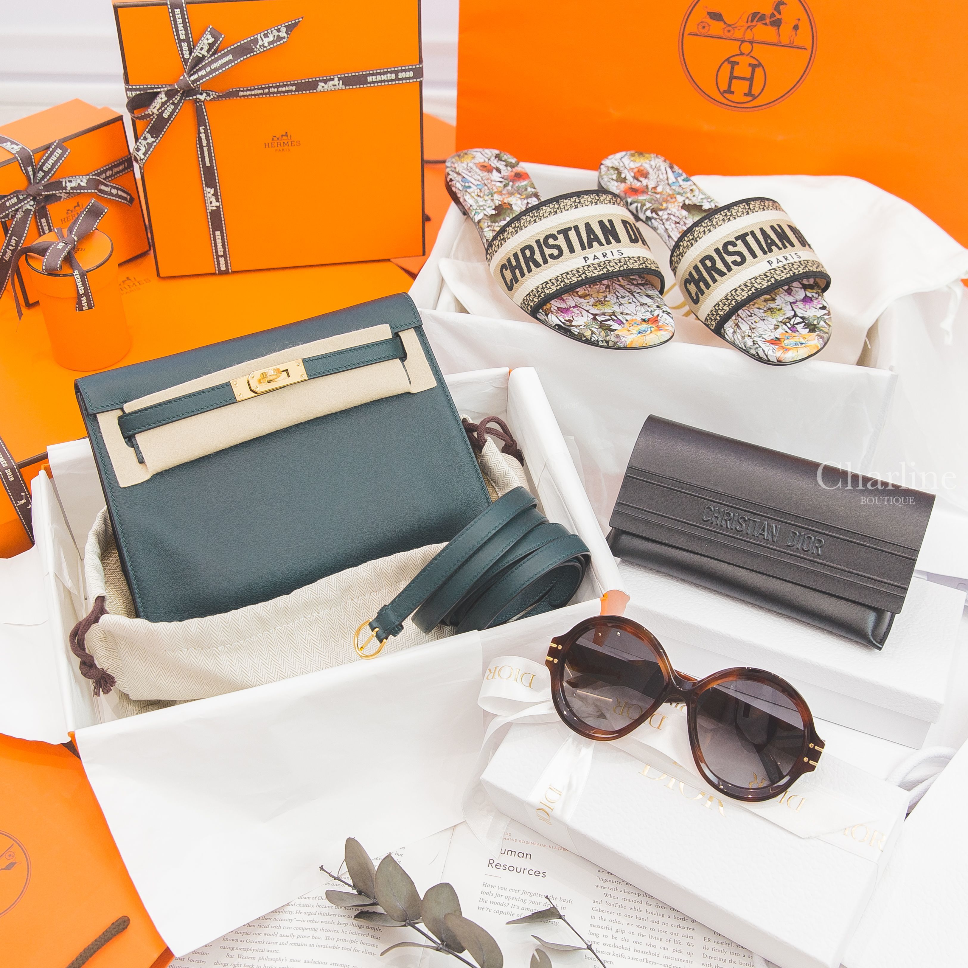 Dior Dway Slide 彩色花卉印花刺繡Logo拖鞋,Dior Sunglasses 淺褐色玳瑁圓框側邊金色Logo太陽眼鏡,Hermès Kelly Danse 6O Swift 松柏綠金釦-Charline Boutique 精品代購
