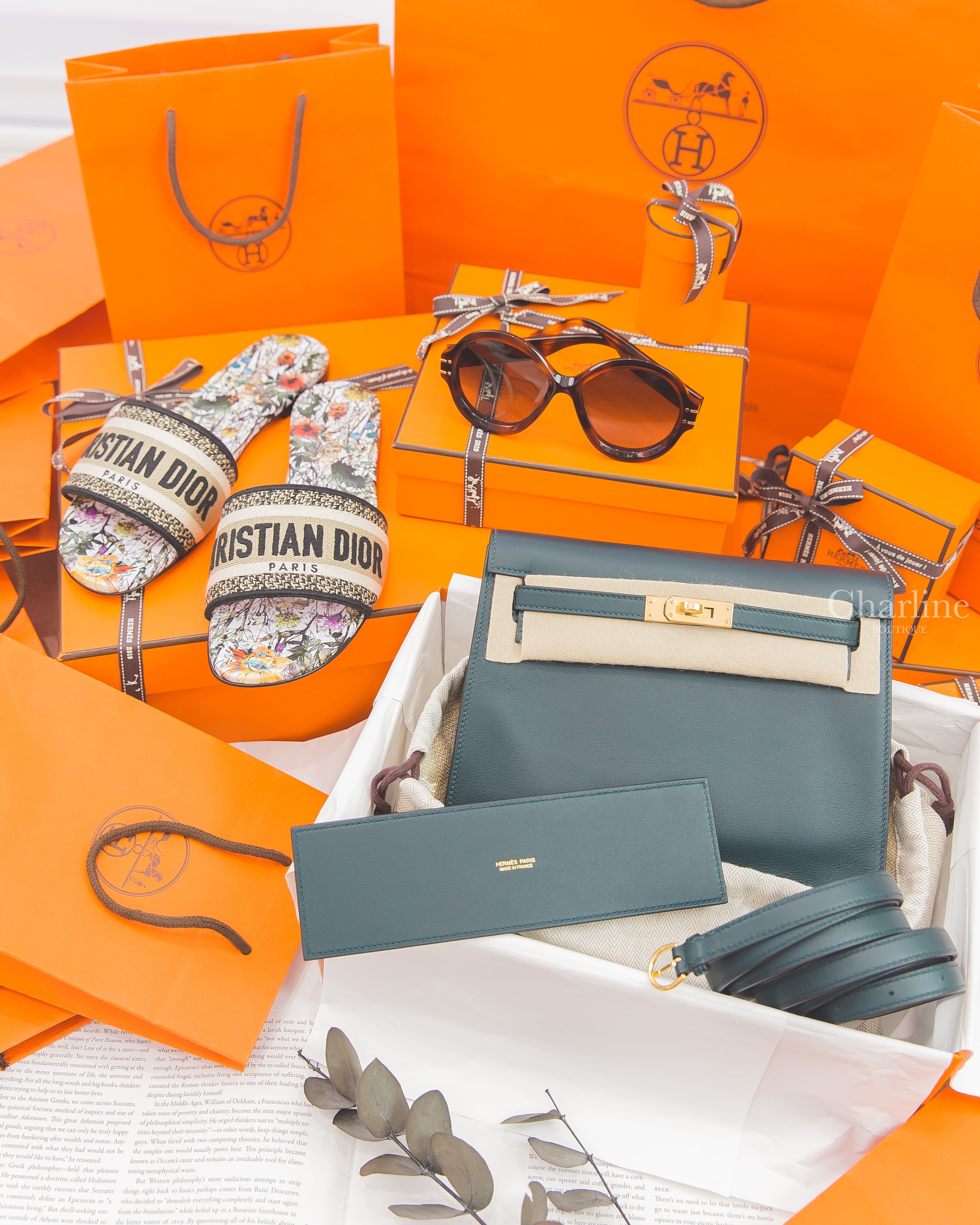 Dior Dway Slide 彩色花卉印花刺繡Logo拖鞋,Dior Sunglasses 淺褐色玳瑁圓框側邊金色Logo太陽眼鏡,Hermès Kelly Danse 6O Swift 松柏綠金釦-Charline Boutique 精品代購