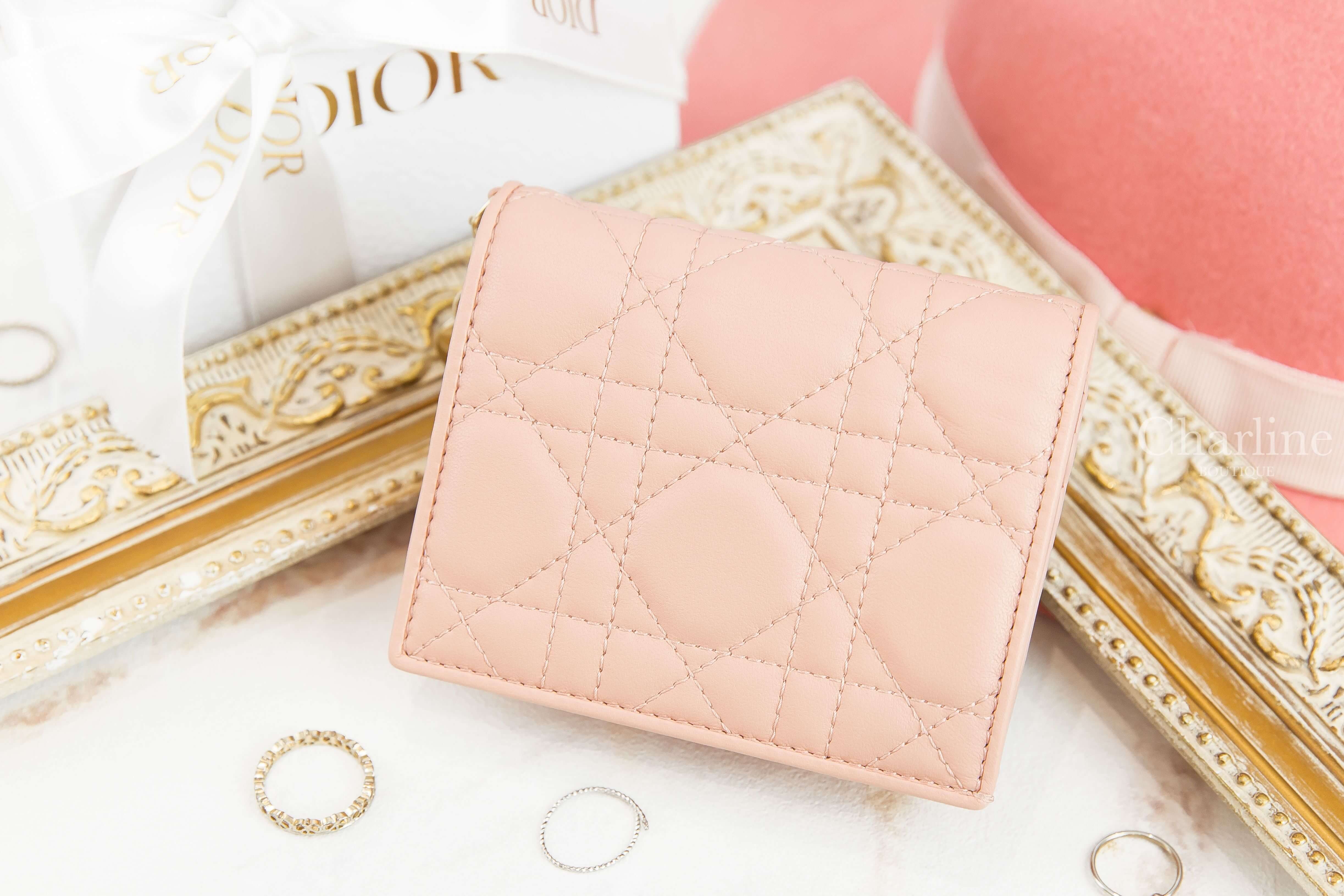 Dior Lady Dior Medium Wallet 淺粉色羊皮藤格紋釦式短夾-Charline Boutique 精品代購
