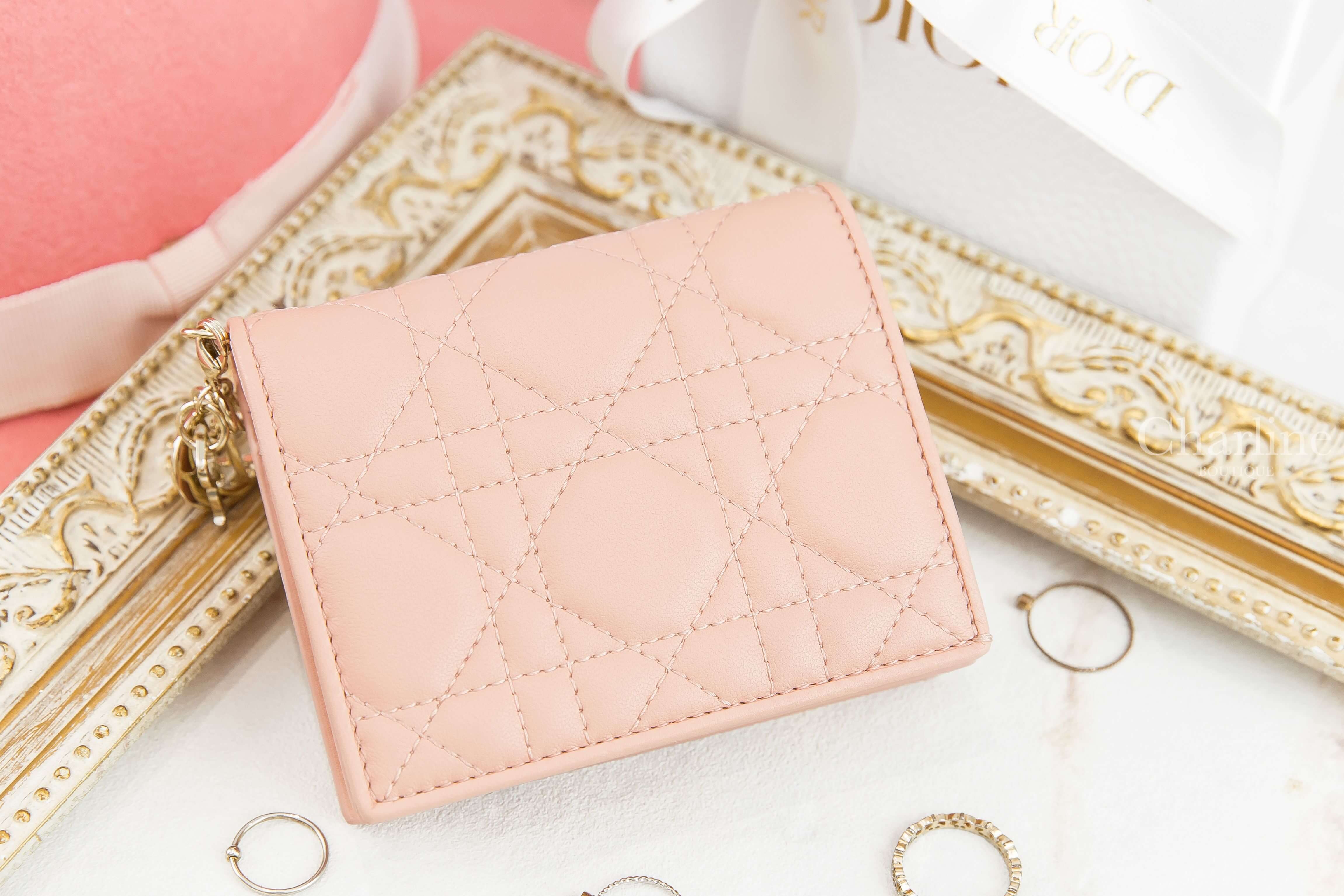 Dior Lady Dior Medium Wallet 淺粉色羊皮藤格紋釦式短夾-Charline Boutique 精品代購