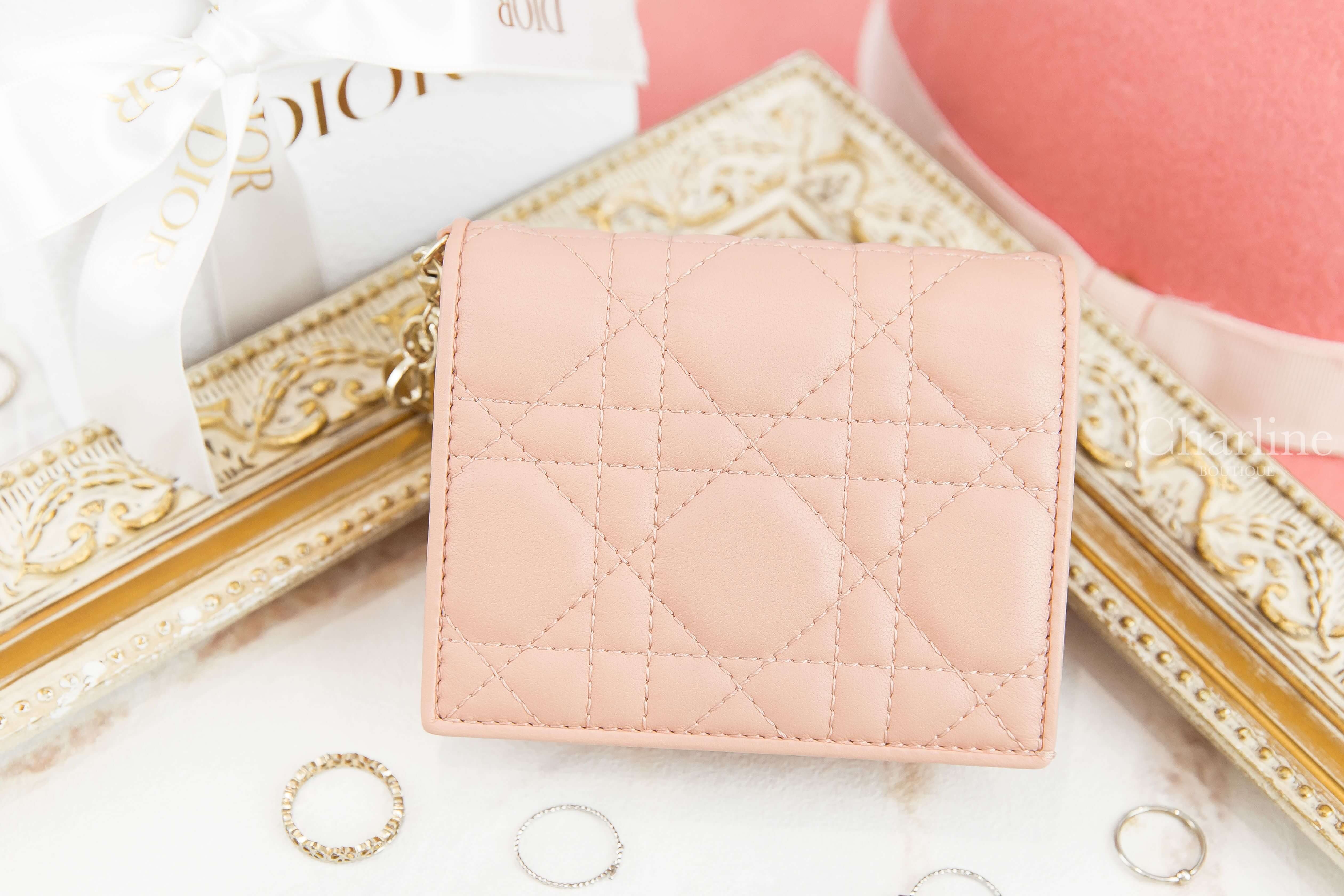Dior Lady Dior Medium Wallet 淺粉色羊皮藤格紋釦式短夾-Charline Boutique 精品代購