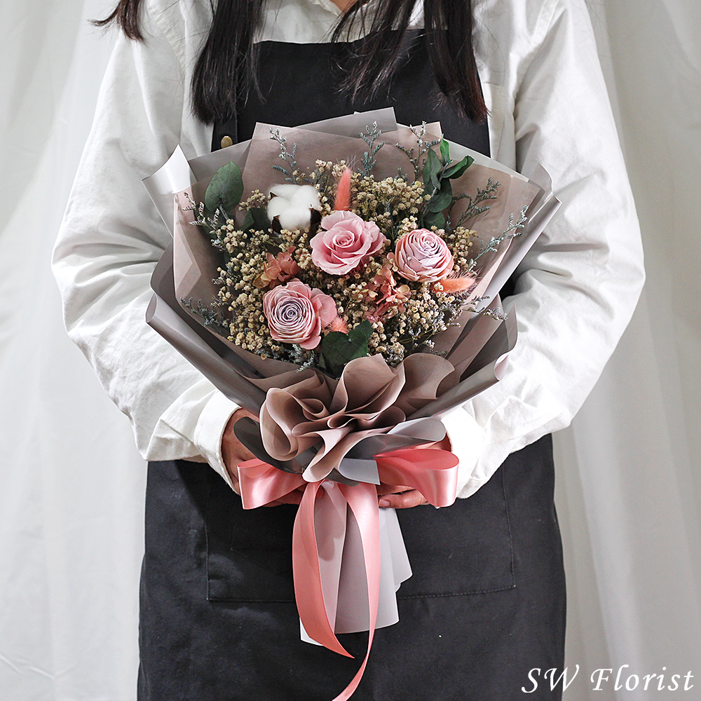 |莫蘭迪極致灰-滿天星花束-粉色永生玫瑰花-可愛女人-大型|