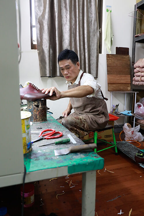 一名男人正專注製鞋