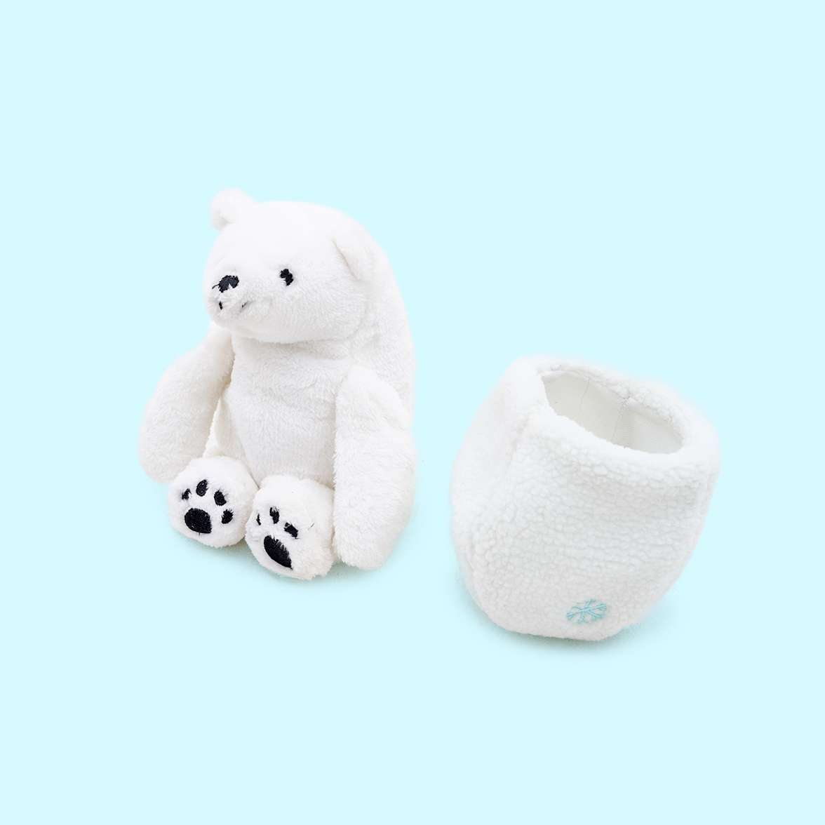 北極熊嗅聞玩具