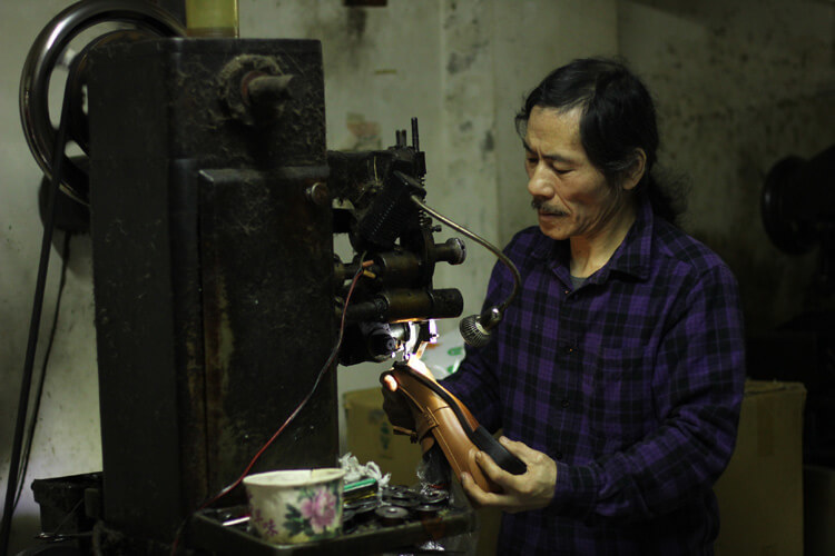台灣師傅將皮大底與鞋面做縫合-台灣製造皮鞋