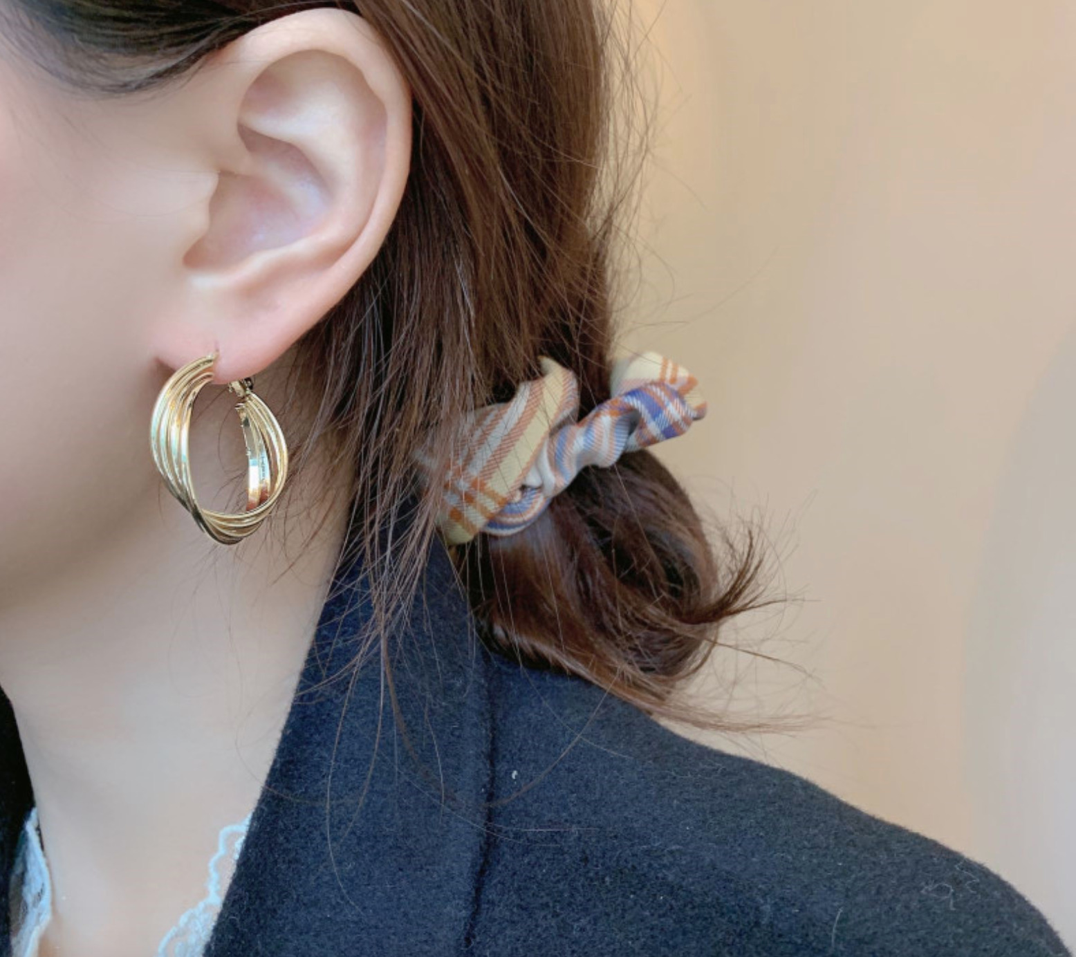 肆玥xAllure細緻金屬交叉C型金色耳環