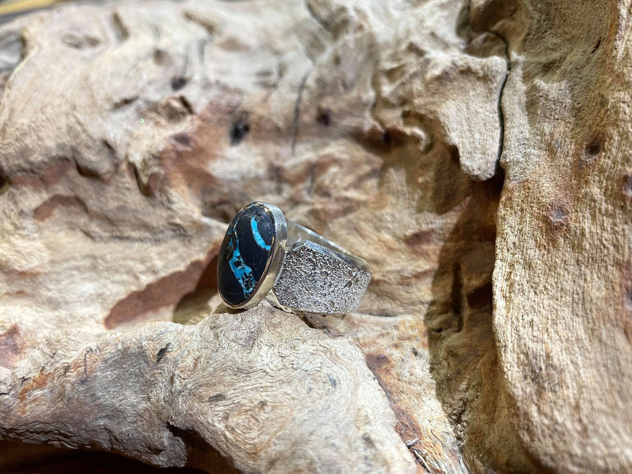 Black Venom Jewelry- Freedom & Prayer 美國Thunder Mountain松石炎戒(銳角) 。