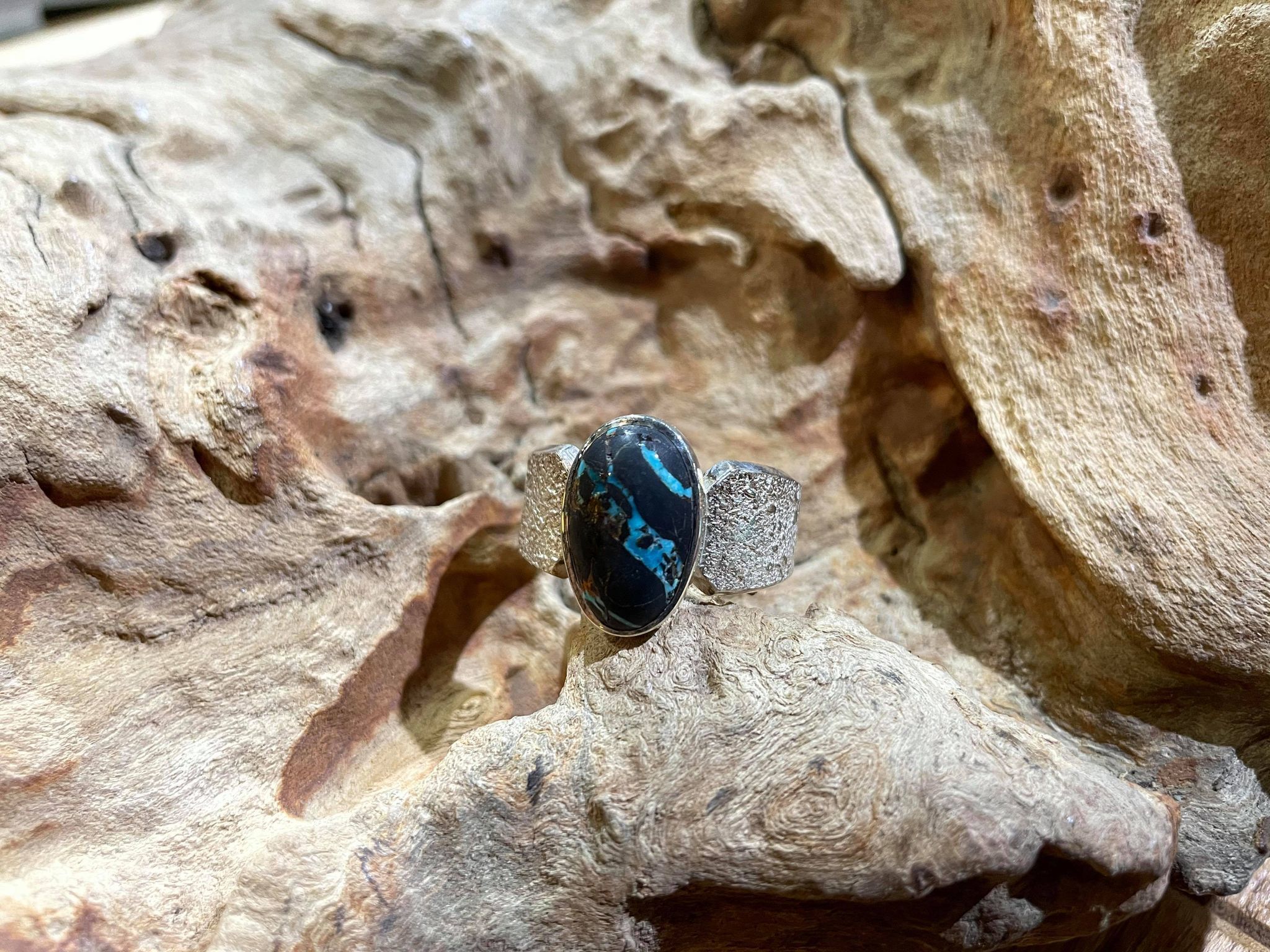 Black Venom Jewelry- Freedom & Prayer 美國Thunder Mountain松石炎戒(銳角) 。