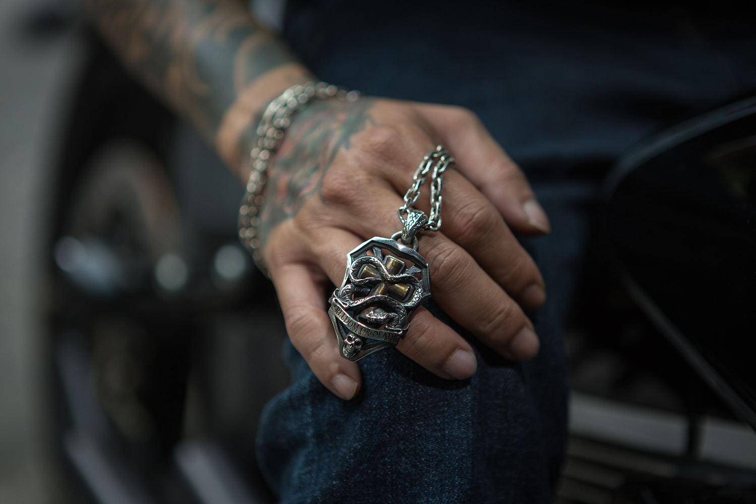 *Black Venom Jewelry- Poison The Poison Pendant 純銀盾牌吊墜(黃銅十字架) 。