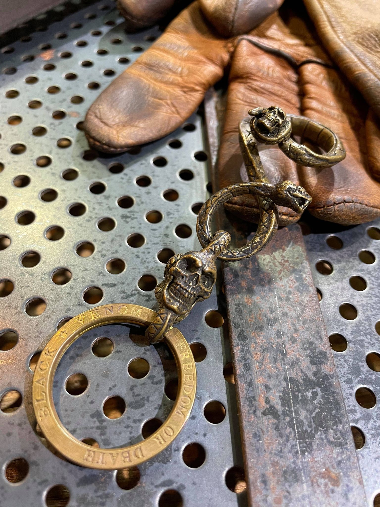 Black Venom Jewelry- Poison The Lust Brass Key Chain 黃銅鑰匙圈 。