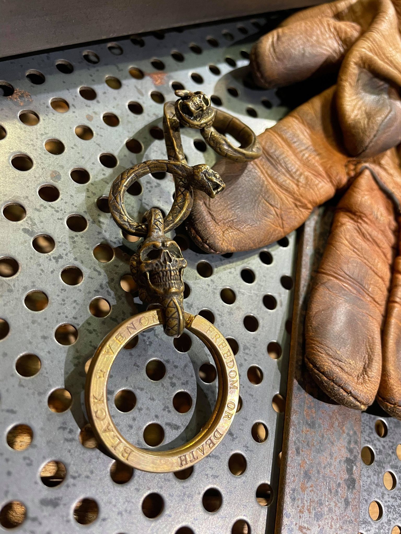 Black Venom Jewelry- Poison The Lust Brass Key Chain 黃銅鑰匙圈 。