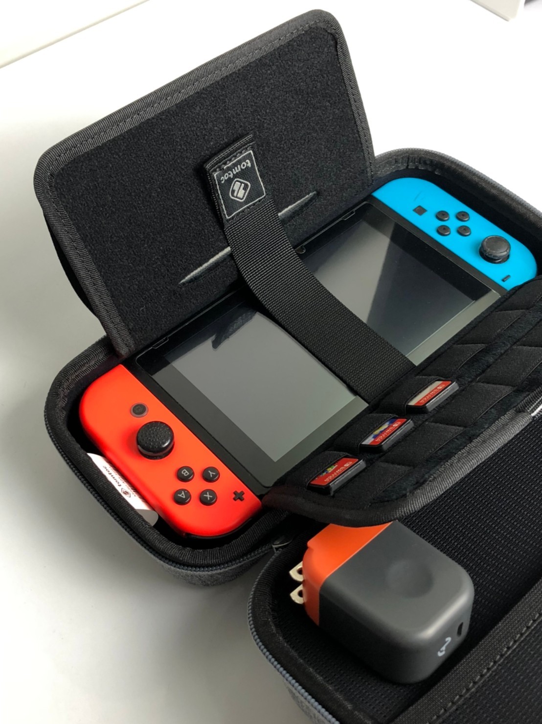 （Switch必買組合） Tomtoc 玩家首選旅行包（灰）＋ Allite B1 史上最小支援 Switch TV 模式 20W快充（包含Type-C/HDMI 二合一快充影像傳輸線）