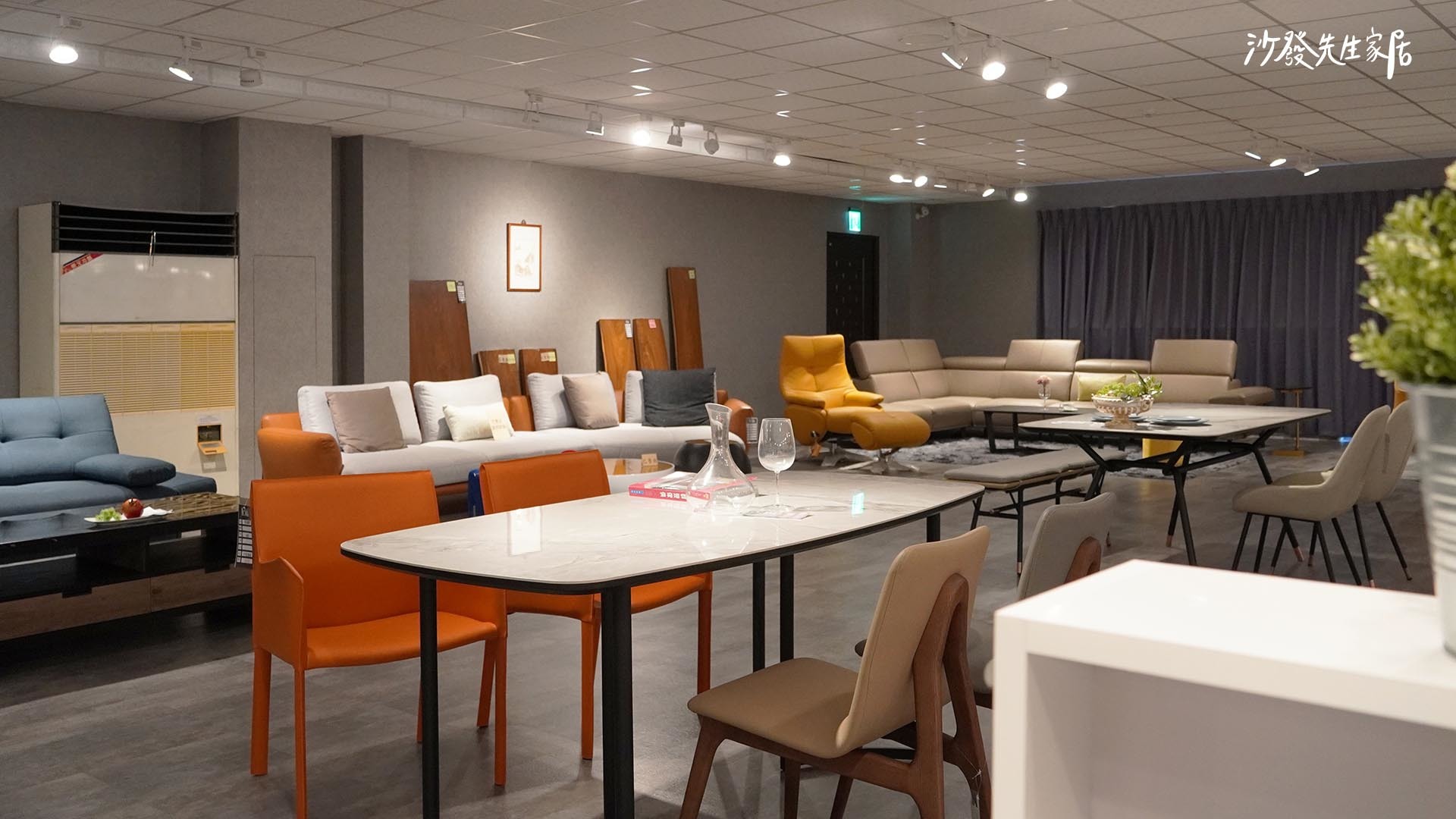 九如館場館座落在高雄市區，附近交通方便