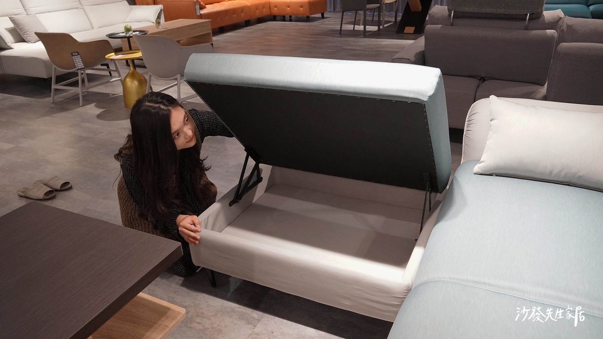 最後尼可還在腳椅裡設計了一個收納空間