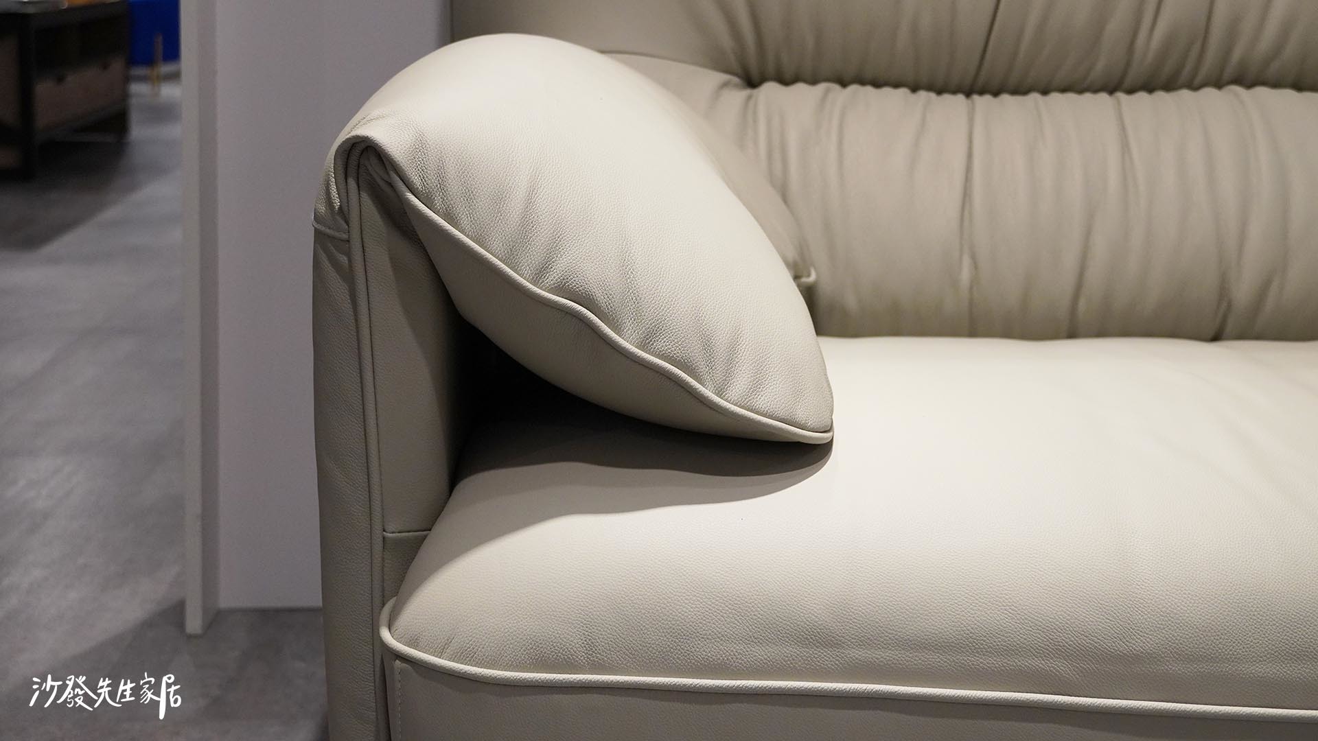 特殊的扶手設計加上自然的皺褶線條