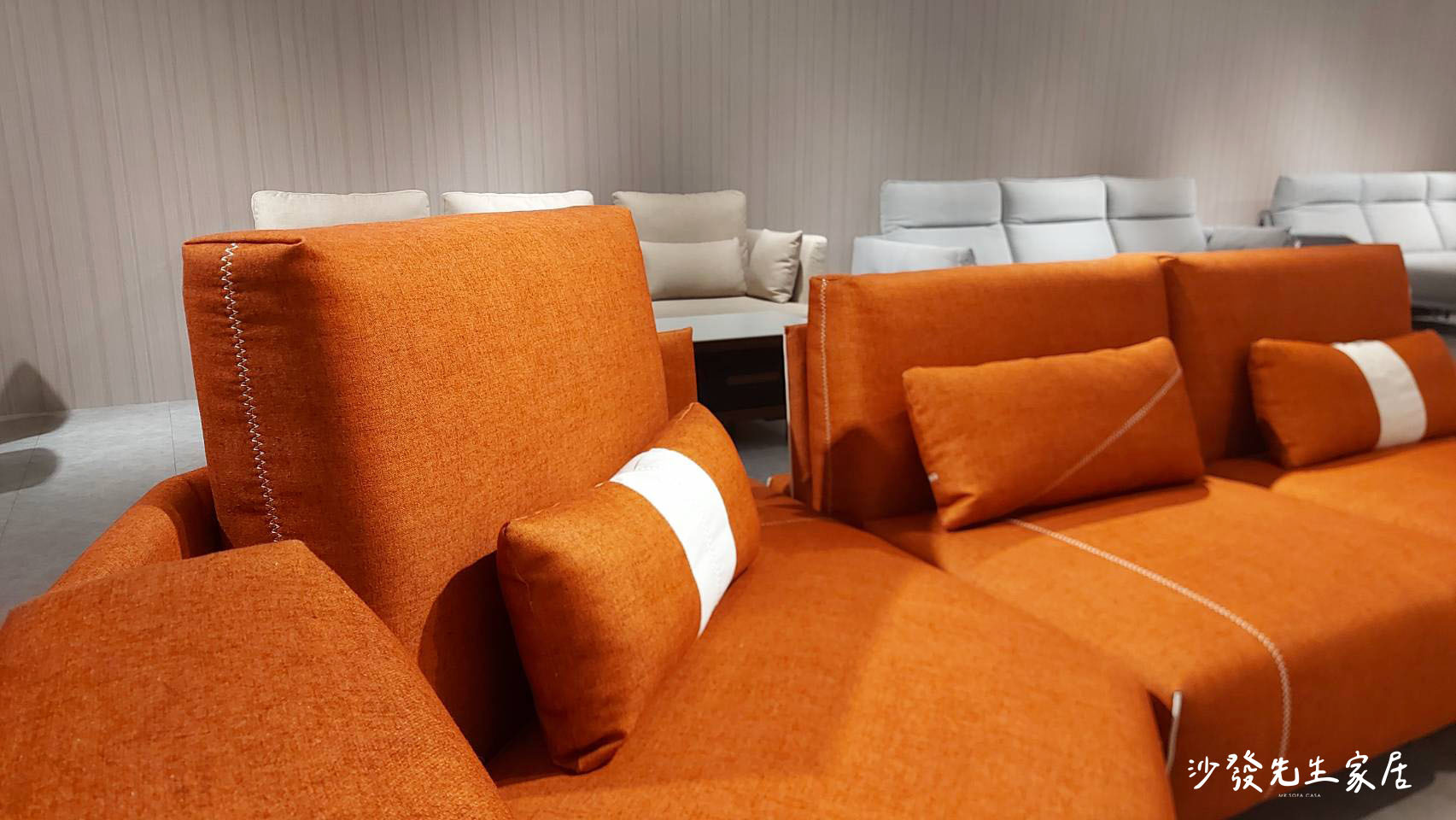 這時候可搭配活動頭枕或是調整型椅背沙發,讓低背沙發也能同時兼顧時尚與舒適性。