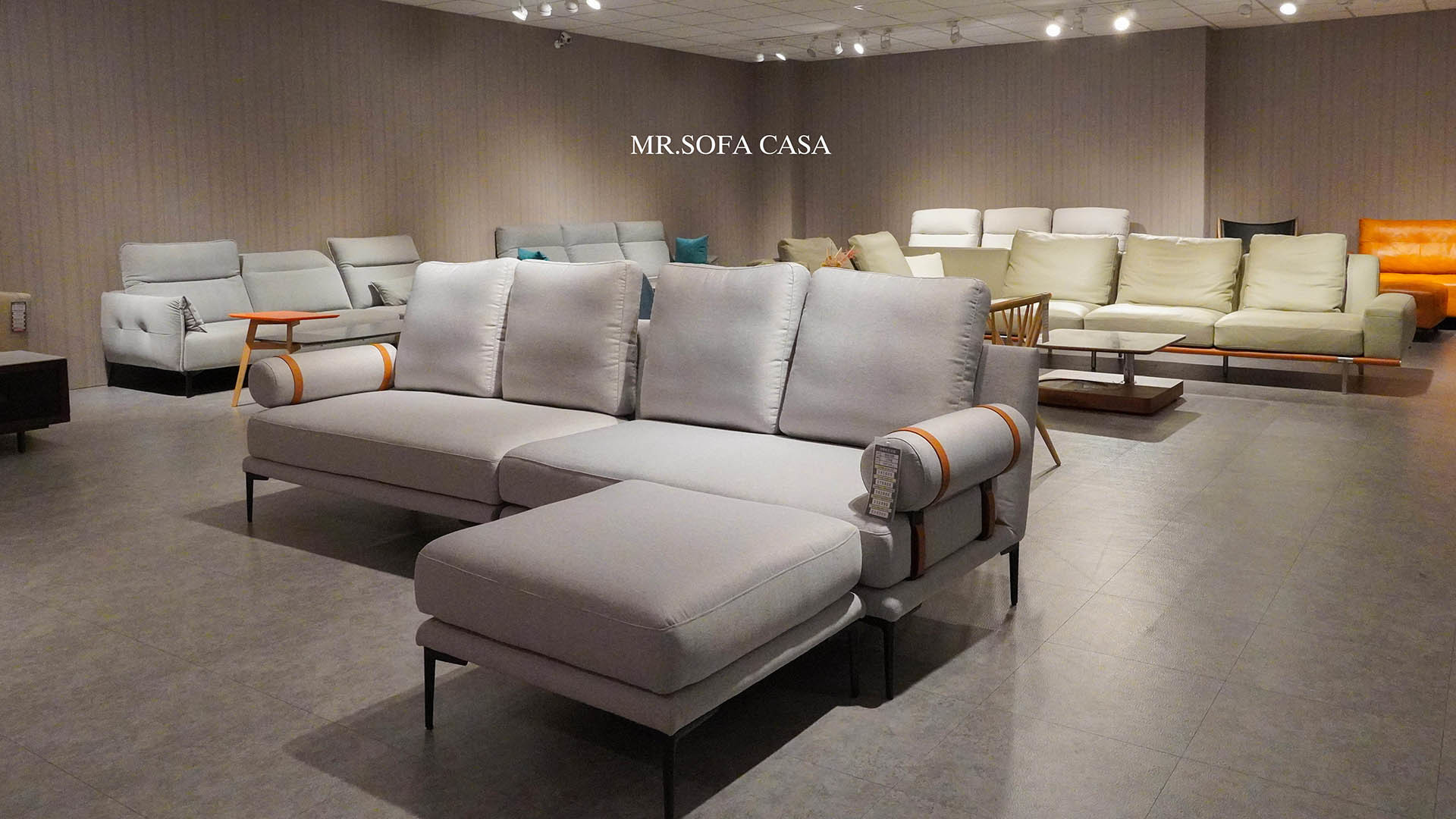 在人類為了追尋更好的生活品質之下，沙發受到一步步的改造