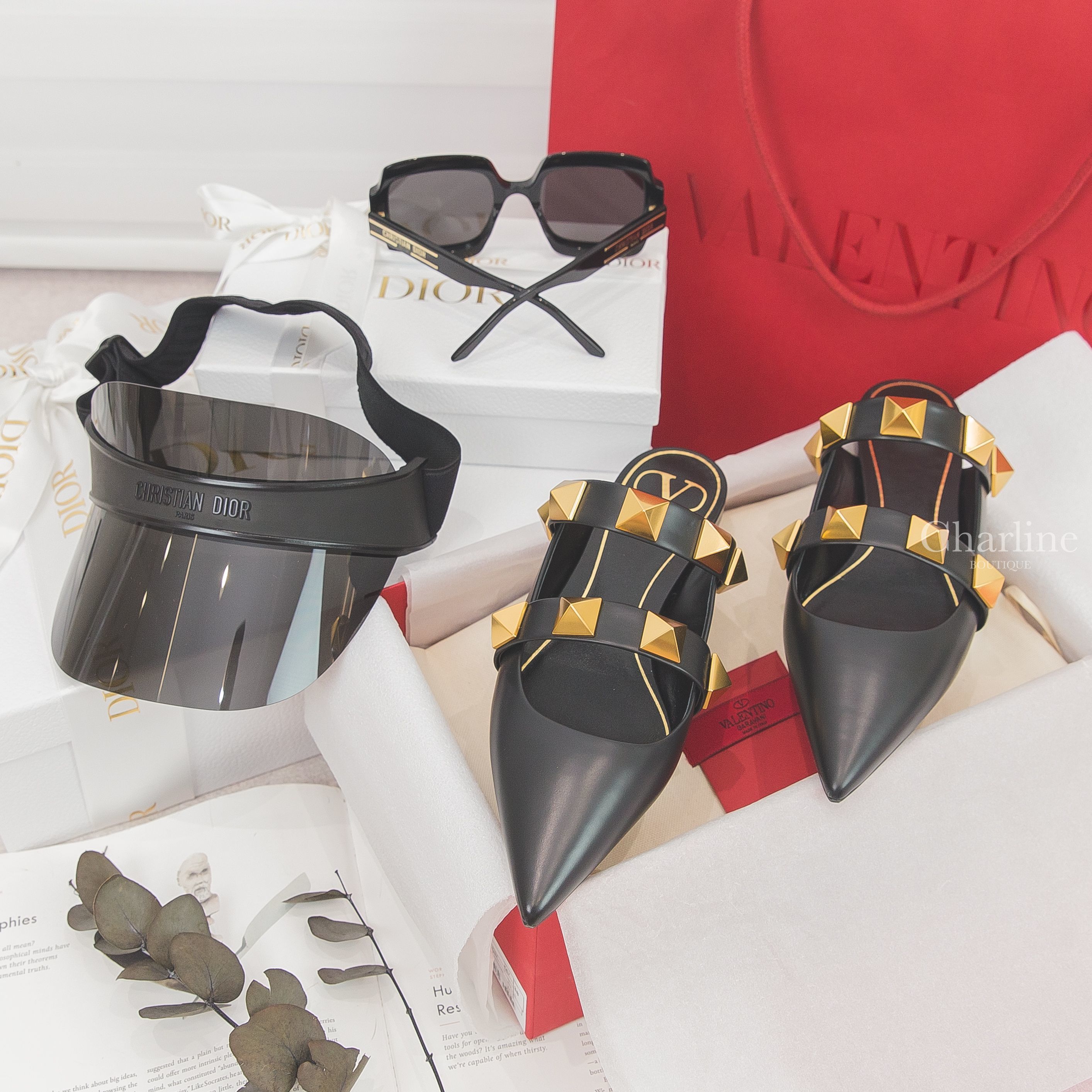 Valentino Mule 黑色龐克大卯釘尖頭羅馬小牛皮穆勒鞋,Dior Sunglasses 黑色方框側邊金色Logo太陽眼鏡,Dior Diorclub 黑色鏡面拼黑色Logo字樣遮陽帽-Charline Boutique 精品代購