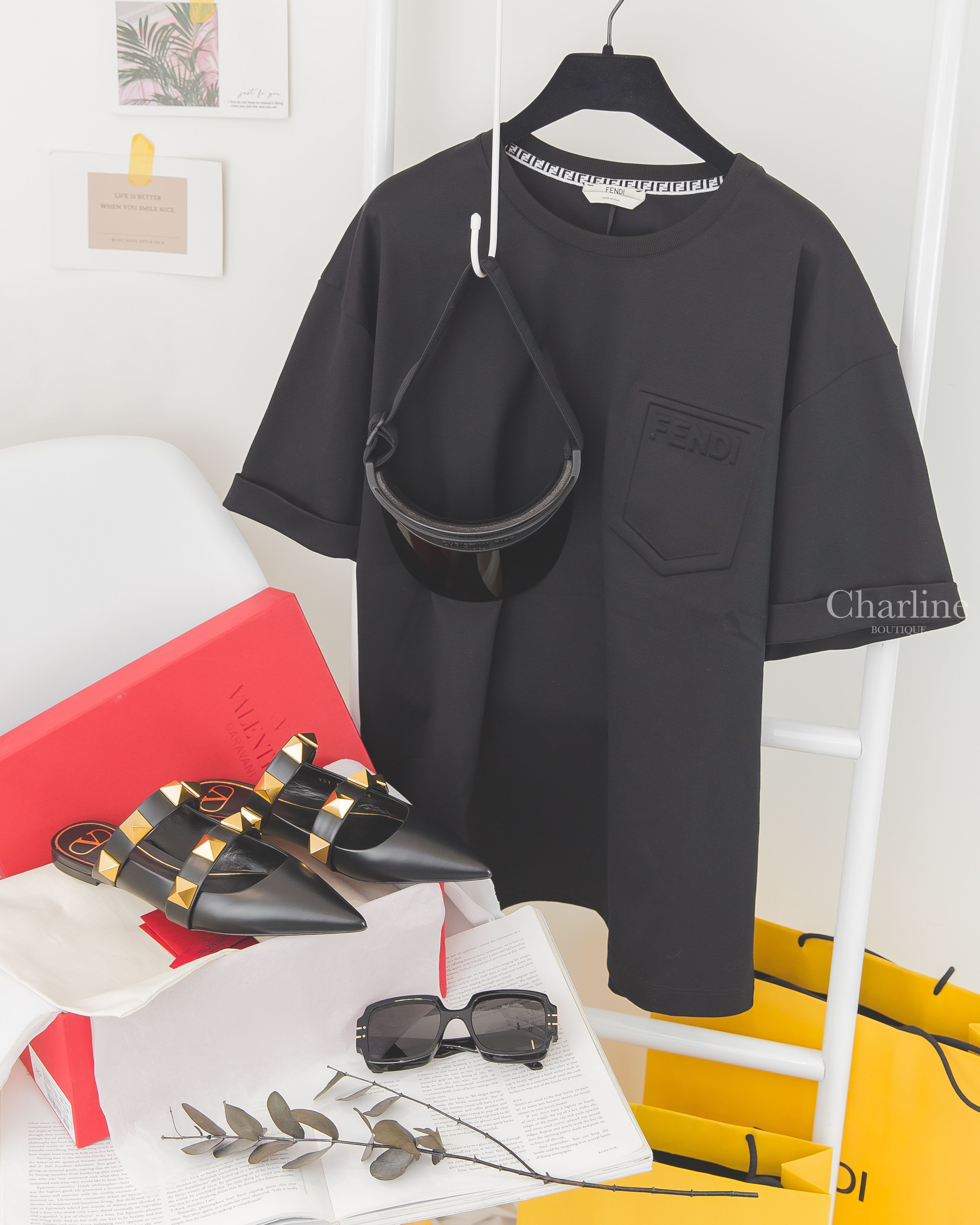 Valentino Mule 黑色大卯釘尖頭穆勒鞋,Fendi T-shirt 黑色黑字立體盾型短袖棉T,Dior Sunglasses 黑色方框側邊金色Logo太陽眼鏡,Dior 黑色鏡面遮陽帽-Charline Boutique 精品代購
