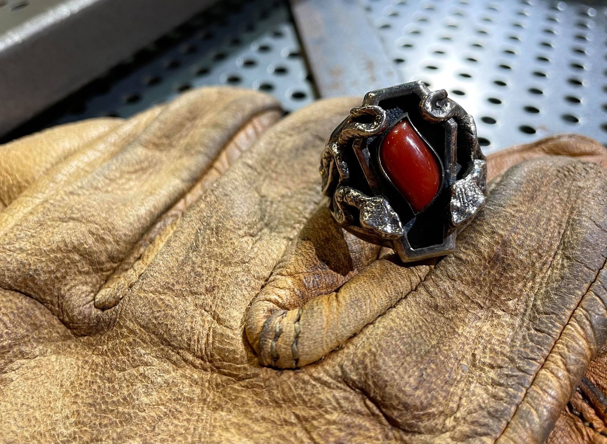 *Black Venom Jewelry- Poison The Reborn Ring with Sardin Coral 純銀重生戒鑲阿卡珊瑚 。