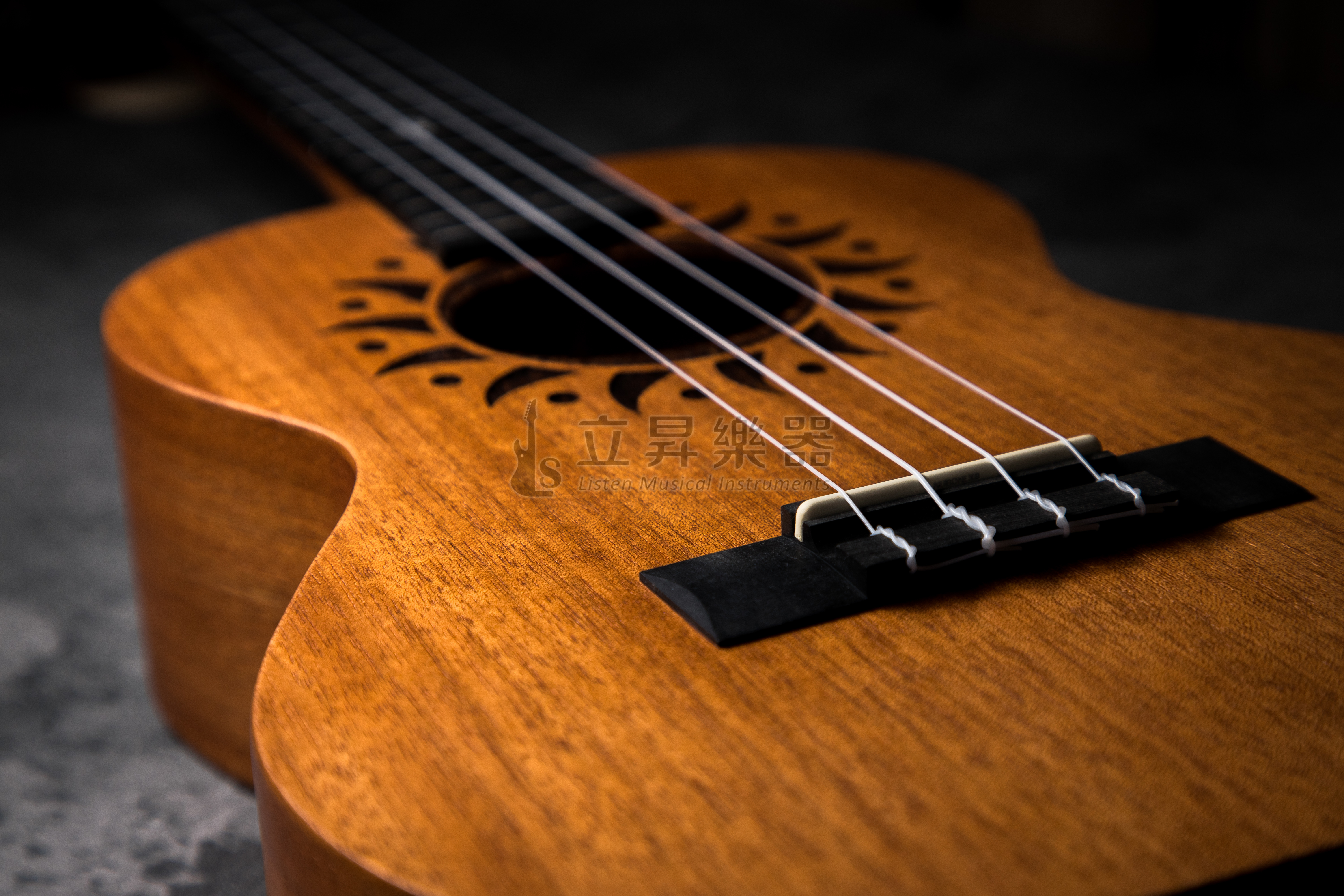 UMA UMA VALI-ST 太陽圖騰 桃花心木面單 26吋 烏克麗麗【附原廠琴袋】 第 6 張圖片｜三峽烏克麗麗