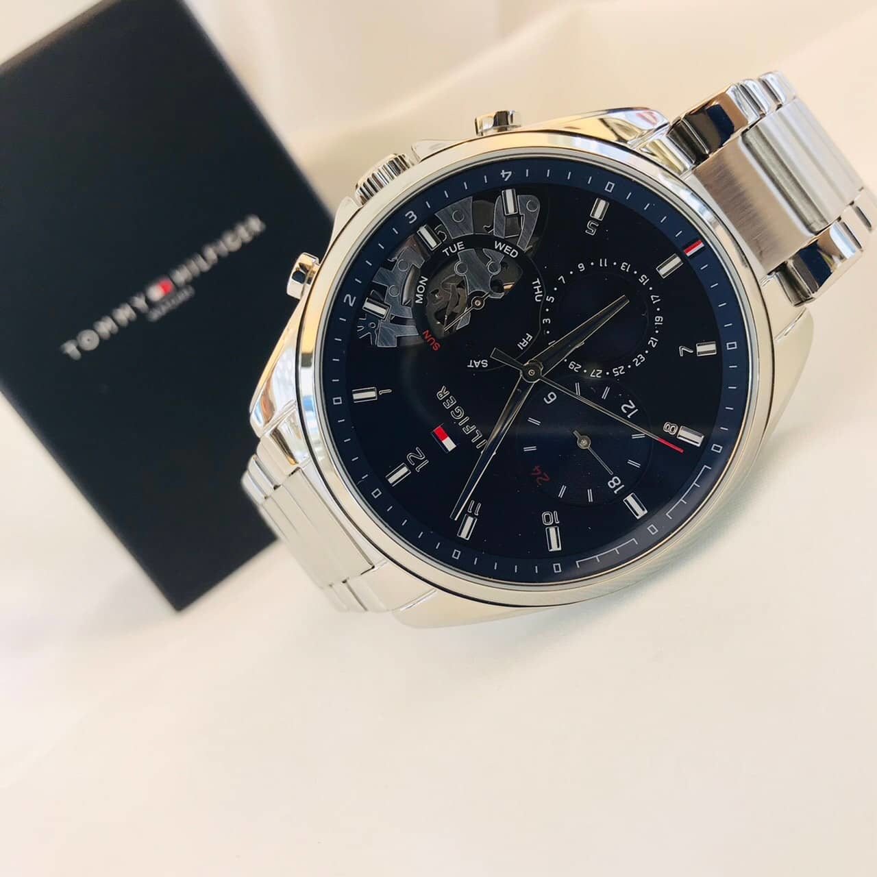 【Tommy Hilfiger】紳士藍鏤空設計三眼男錶 1710448 44mm 現代鐘錶