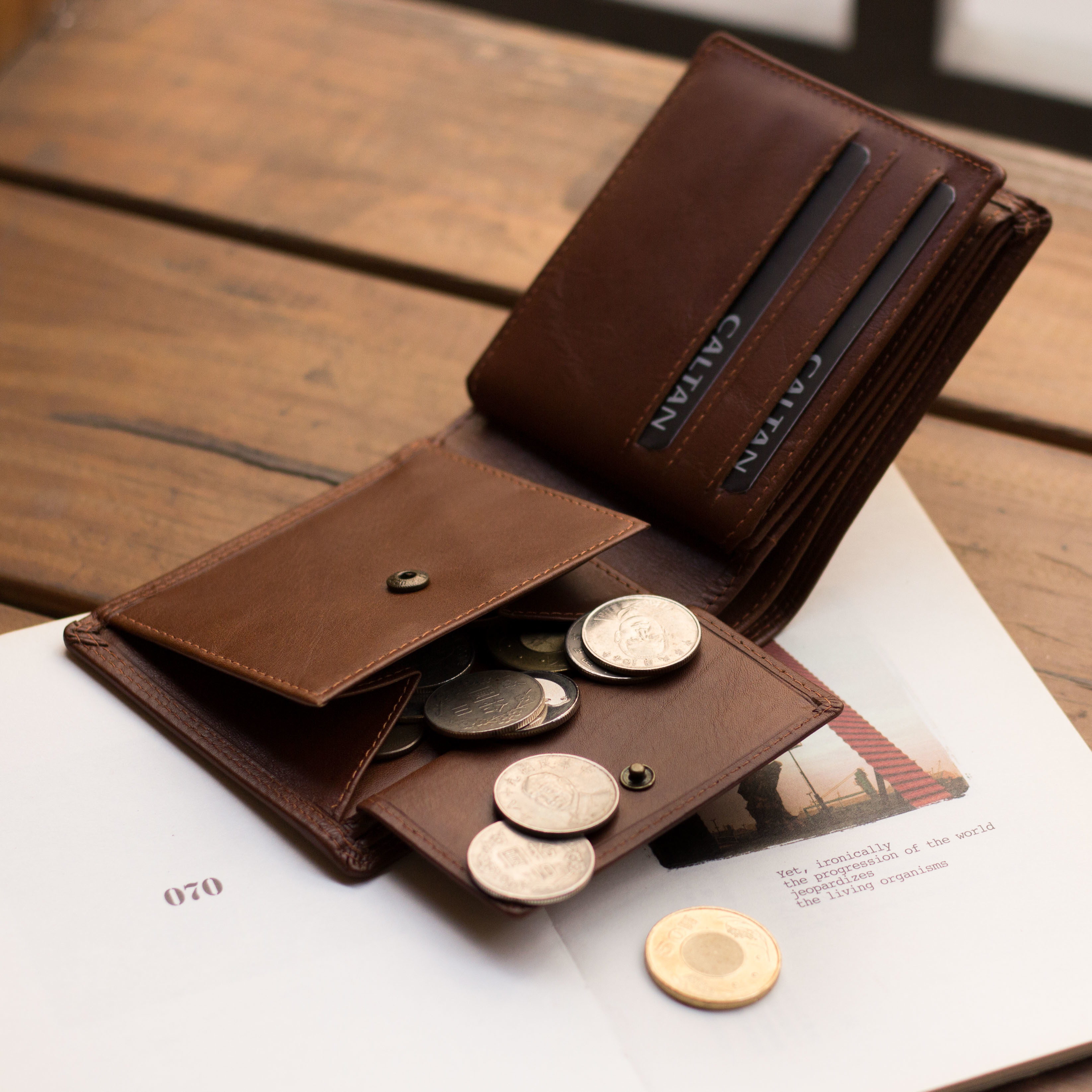 『新品上市』老爺有喜 真皮多折男仕短皮夾(072733cd)