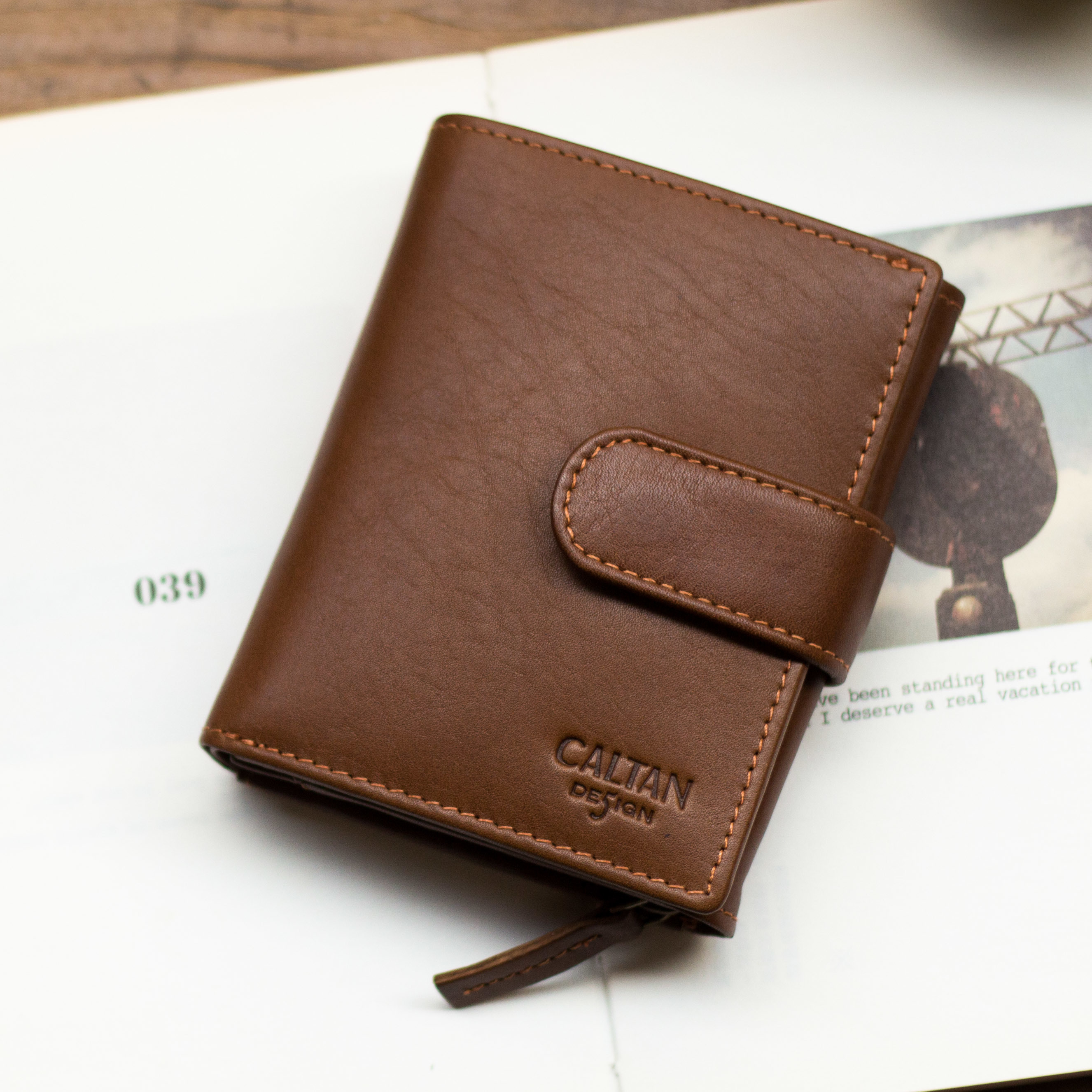 『新品上市』老爺有喜 睛漾真皮兩折多功能收納短夾(071848cd)